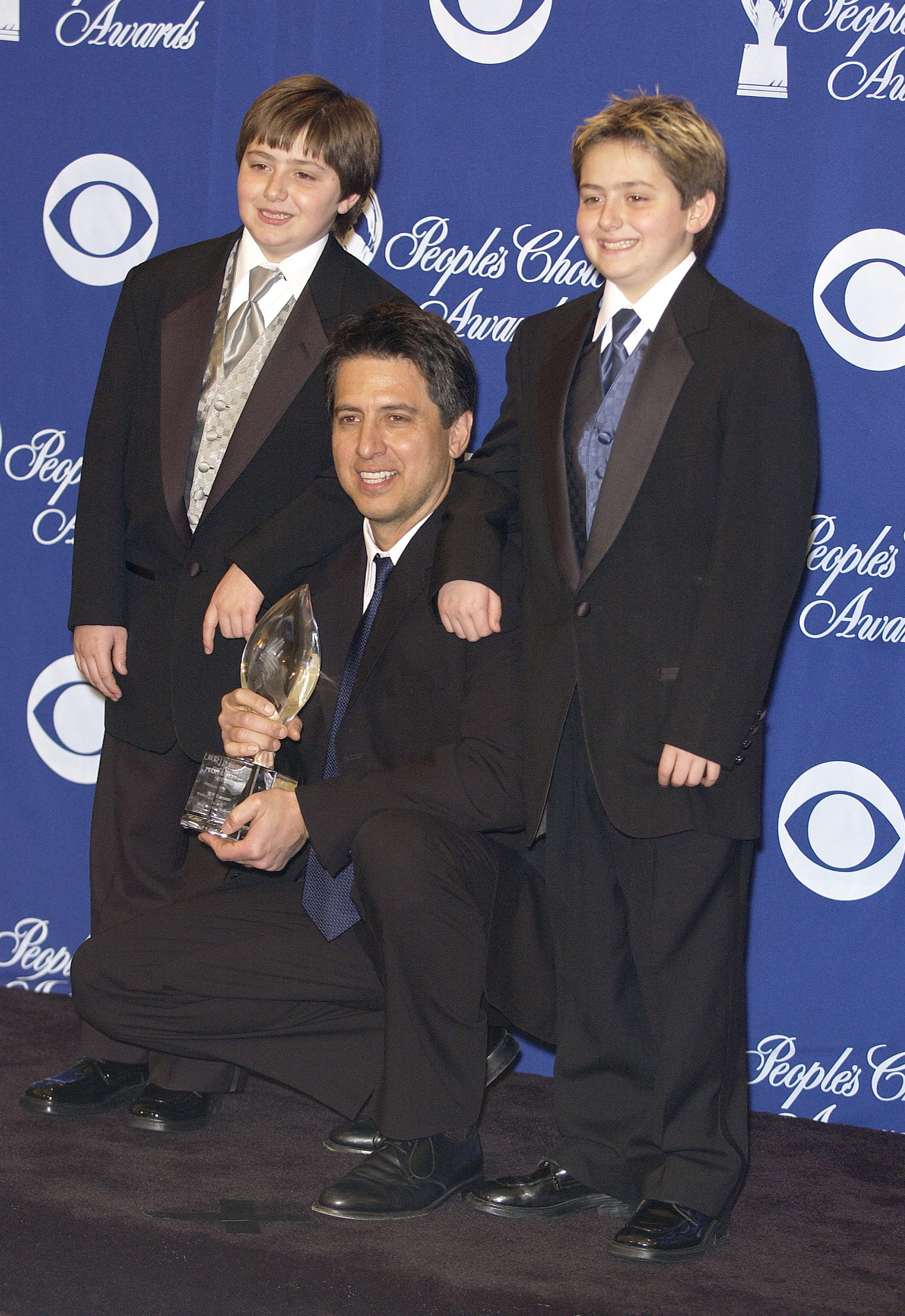 Ray Romano, with the twins, at the 30th Annual People's Choice Awards on January 11, 2004 | Source: Getty Images