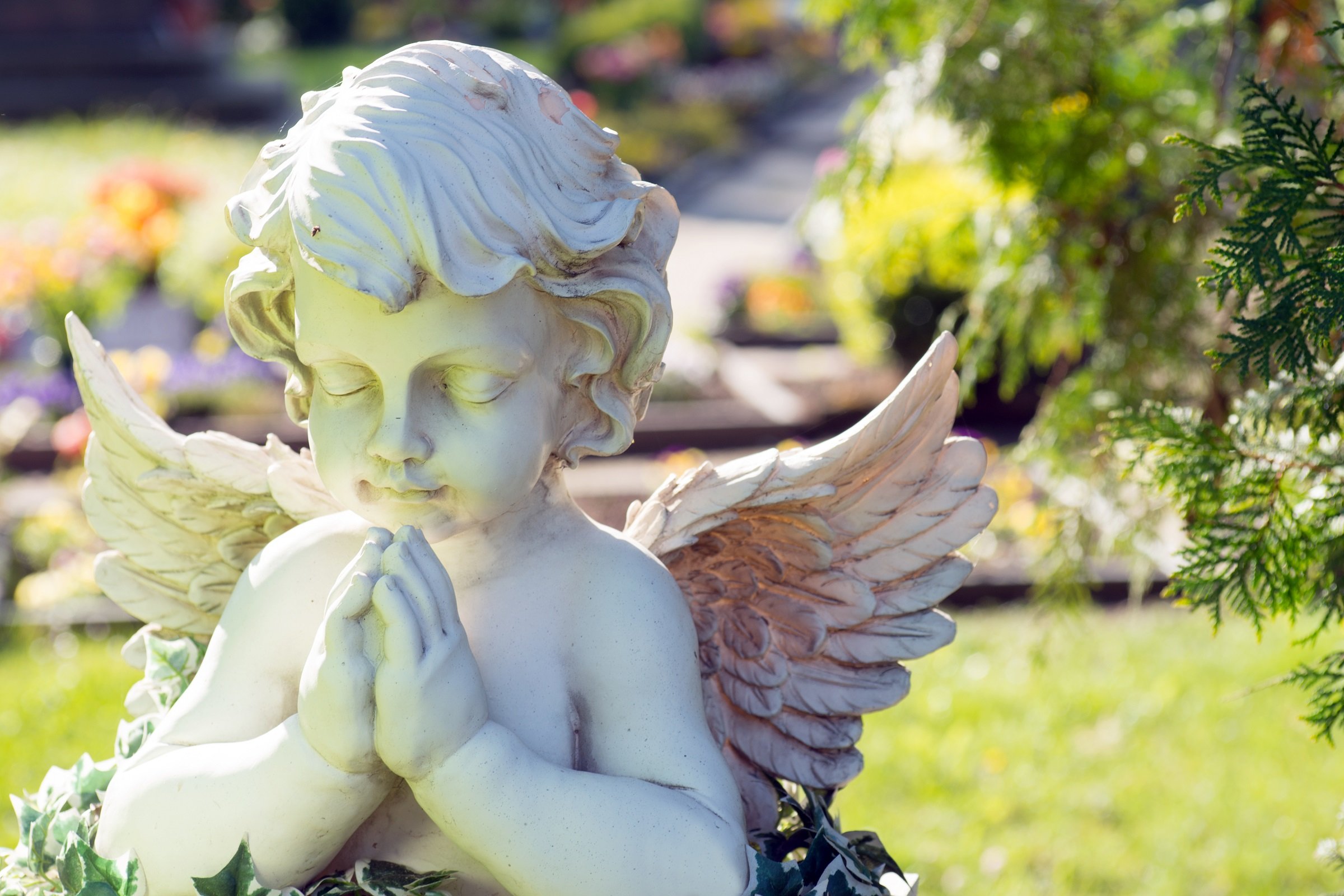 Estatua de querubín en cementerio || Fuente: Shutterstock