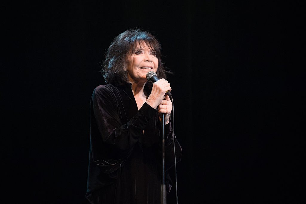 Juliette Greco se produit à La Cigale le 18 décembre 2015 à Paris. | Photo : Getty Images Juliette Greco se produit à La Cigale le 18 décembre 2015 à Paris. | Photo : Getty Images