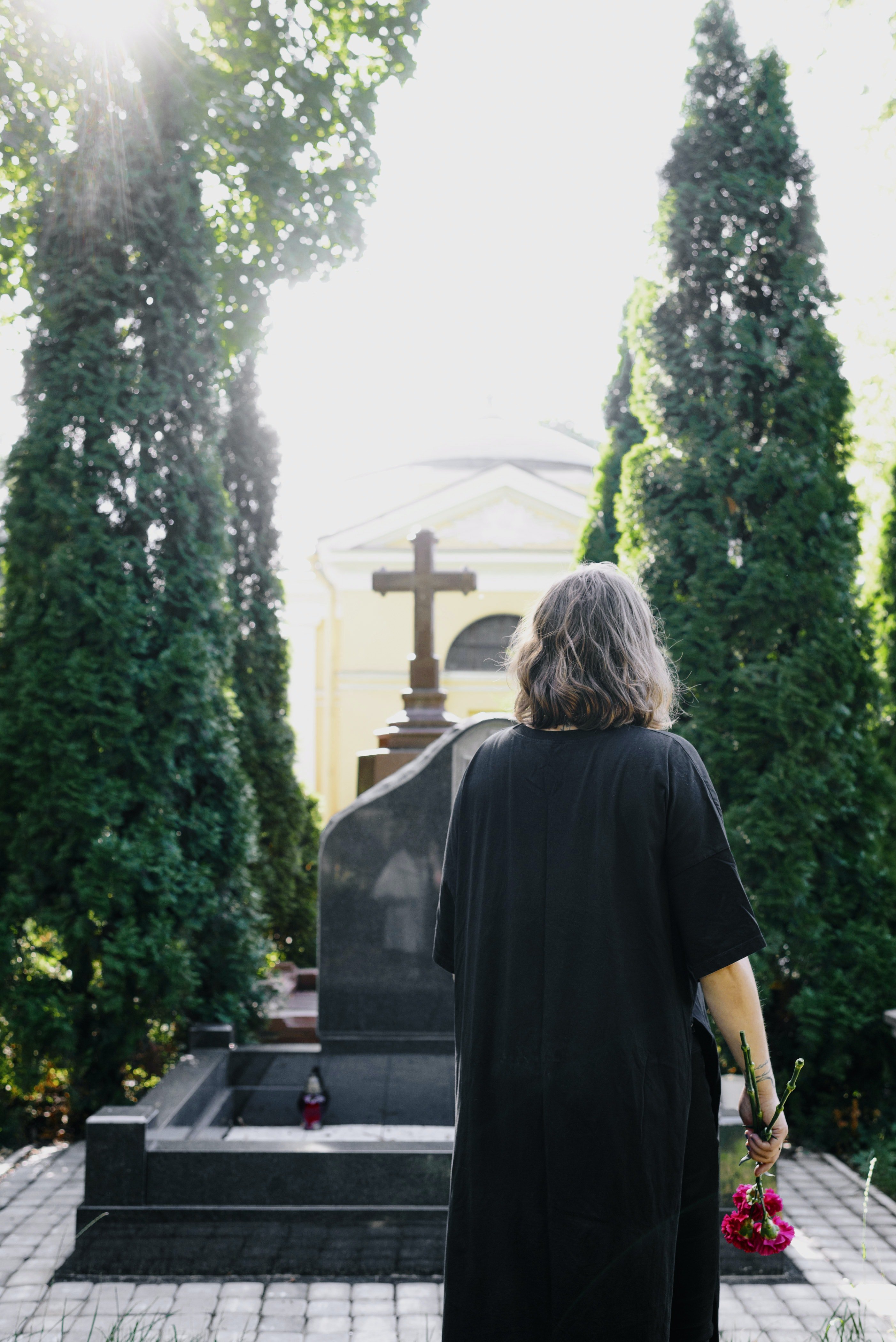 Mujer en el cementerio. | Foto: Pexels