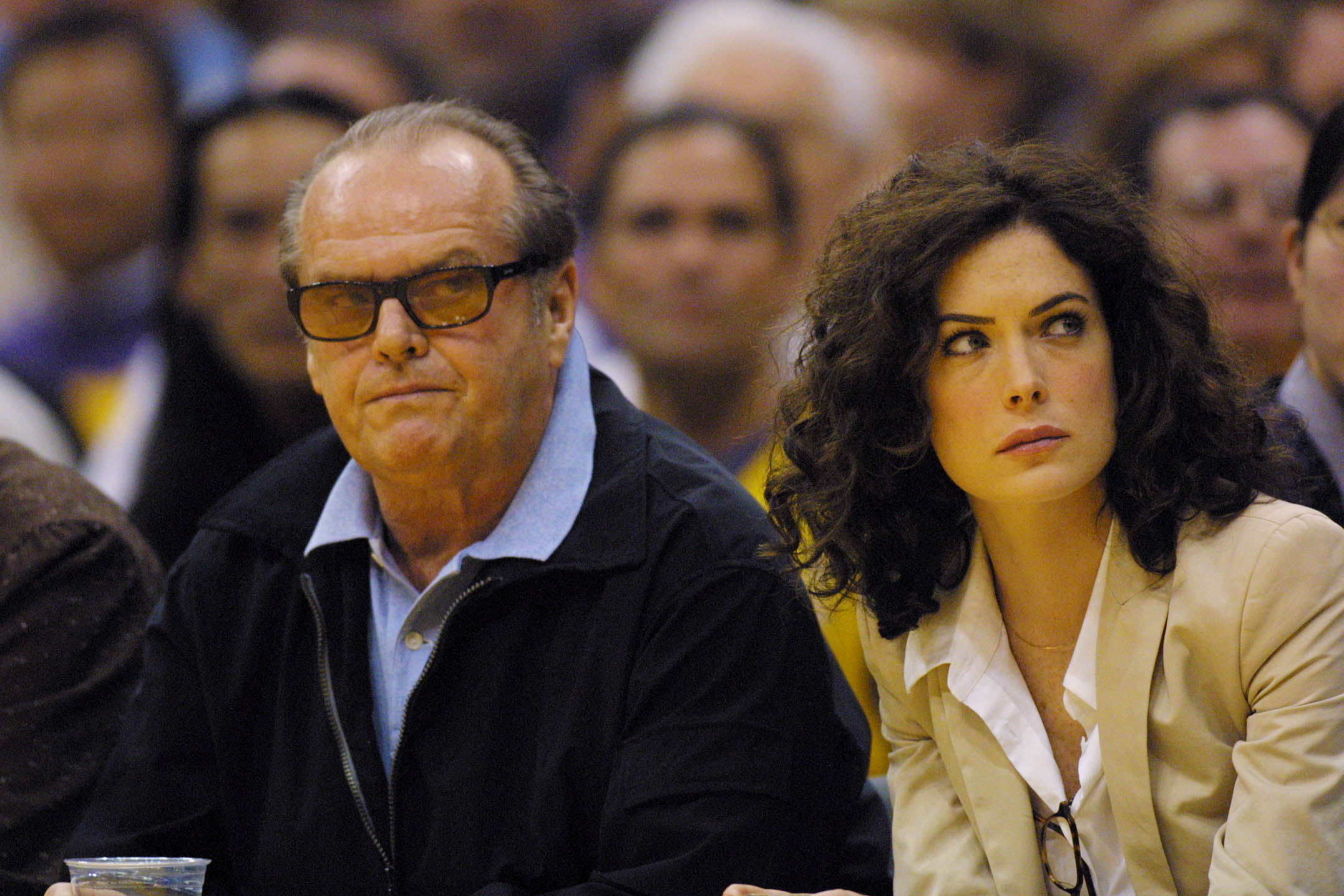 Jack Nicholson and Lara Flynn Boyle attend a game between the Los Angeles Lakers and the San Antonio Spurs | Source: Getty Images