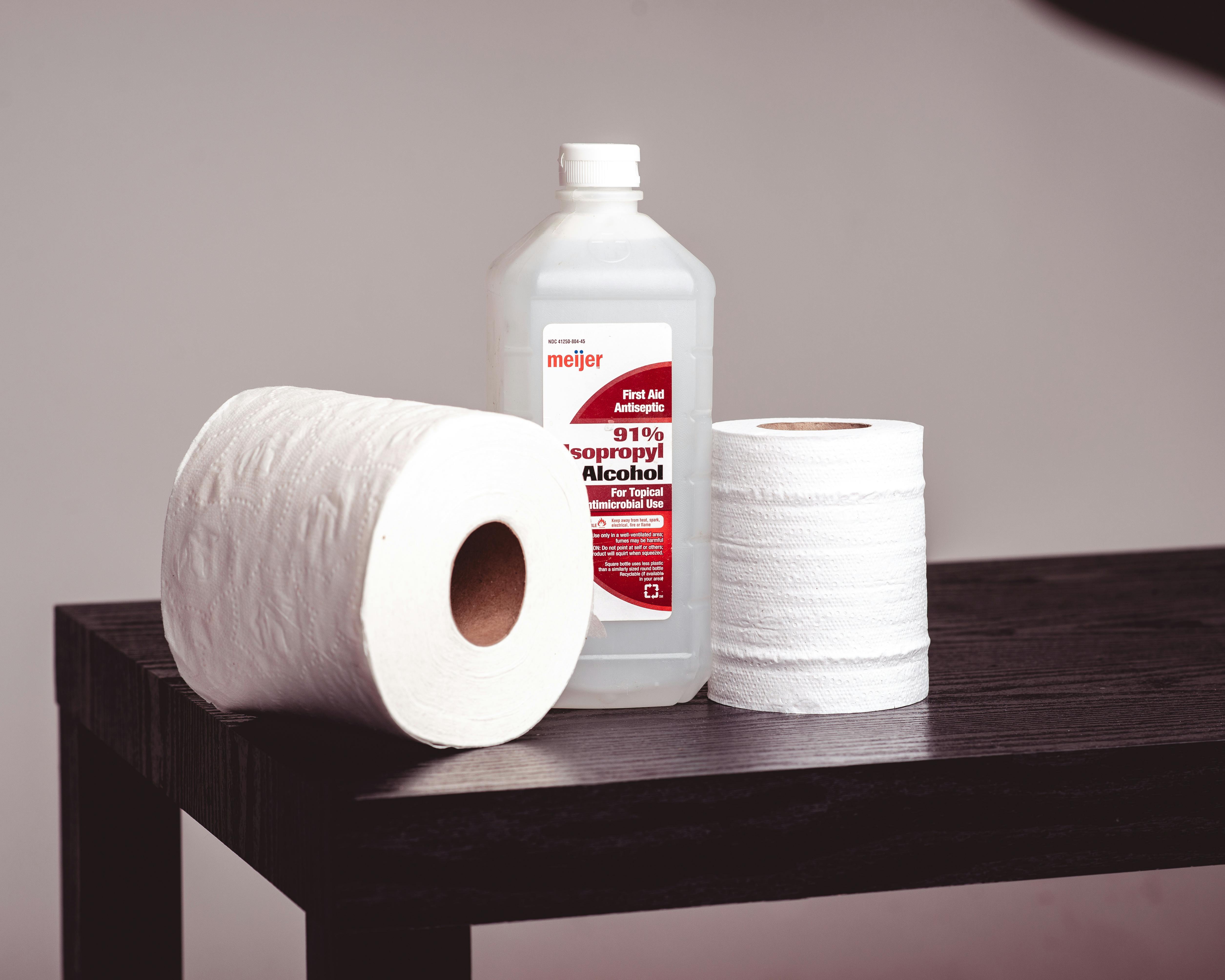 Rubbing alcohol and tissue | Source: Pexels