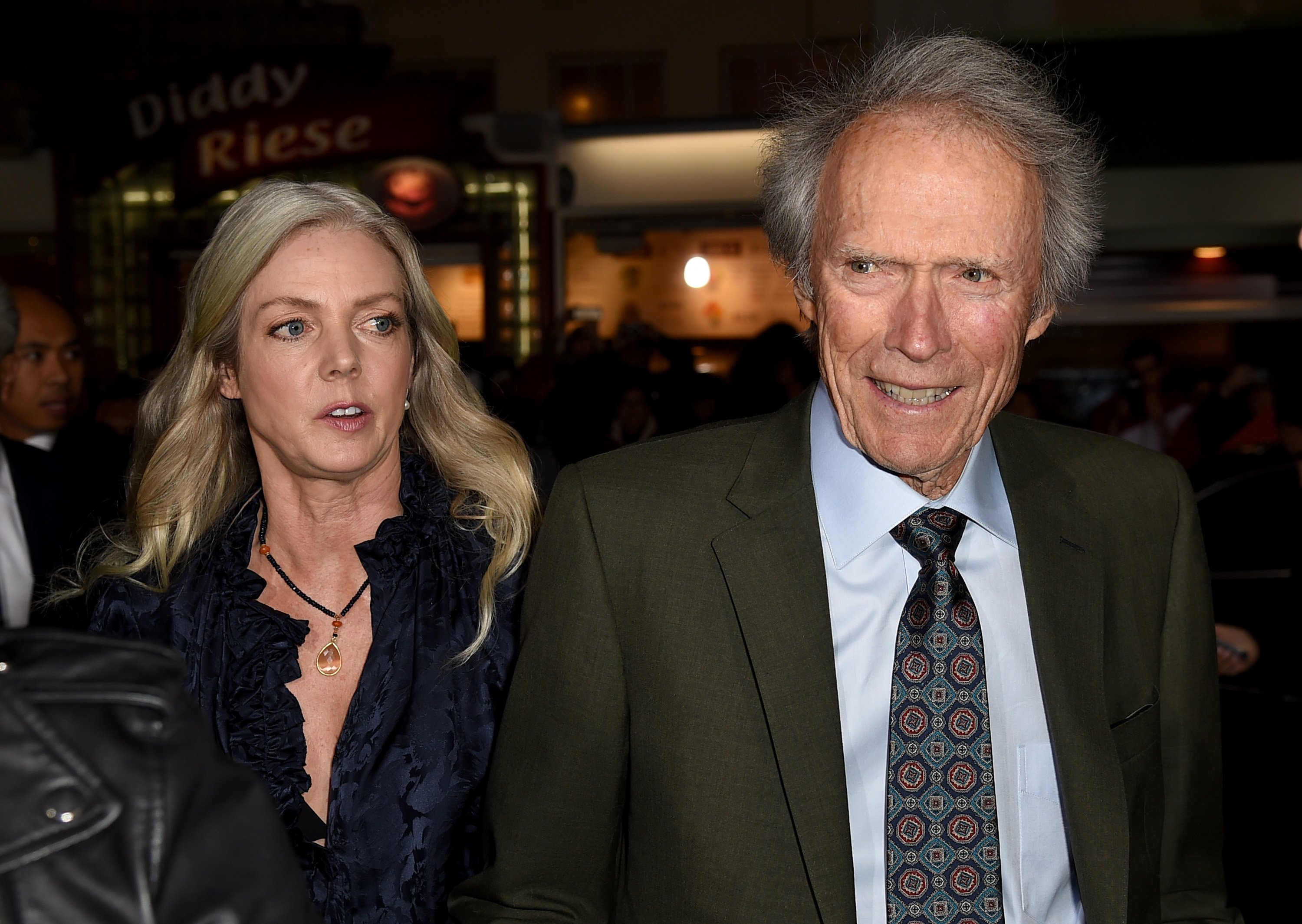Clint Eastwood mit Freundin Christina Sandera im Village Theatre am 10. Dezember 2018 in Los Angeles, Kalifornien | Quelle: Getty Images