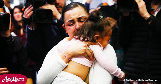 Emotional reunion of Honduran mom with her baby after a month-long separation at the border