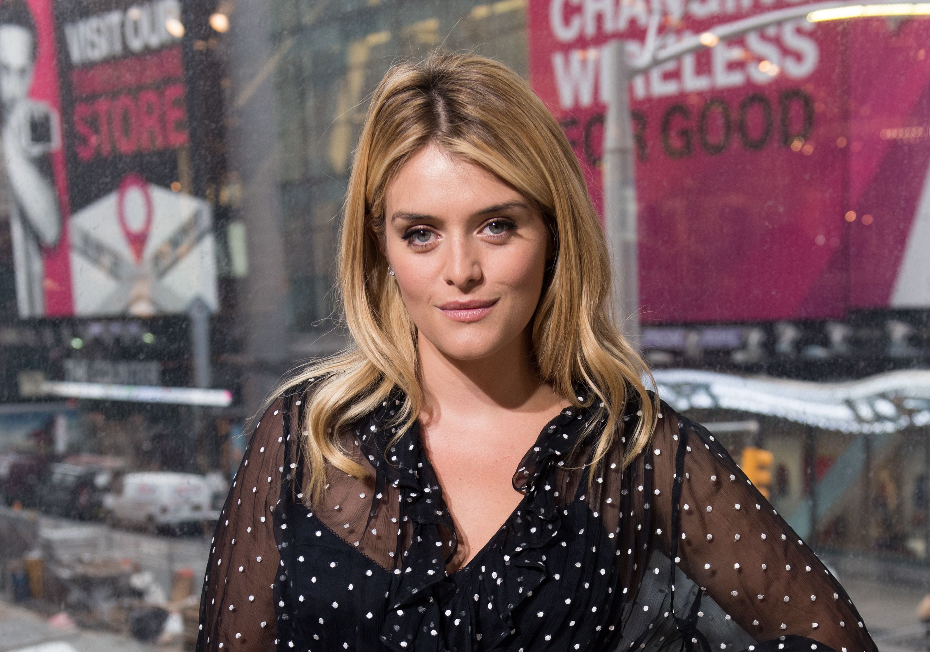 Daphne Oz visits "Extra" at H&M Times Square on September 27, 2016 in New York City | Photo: Getty Images 