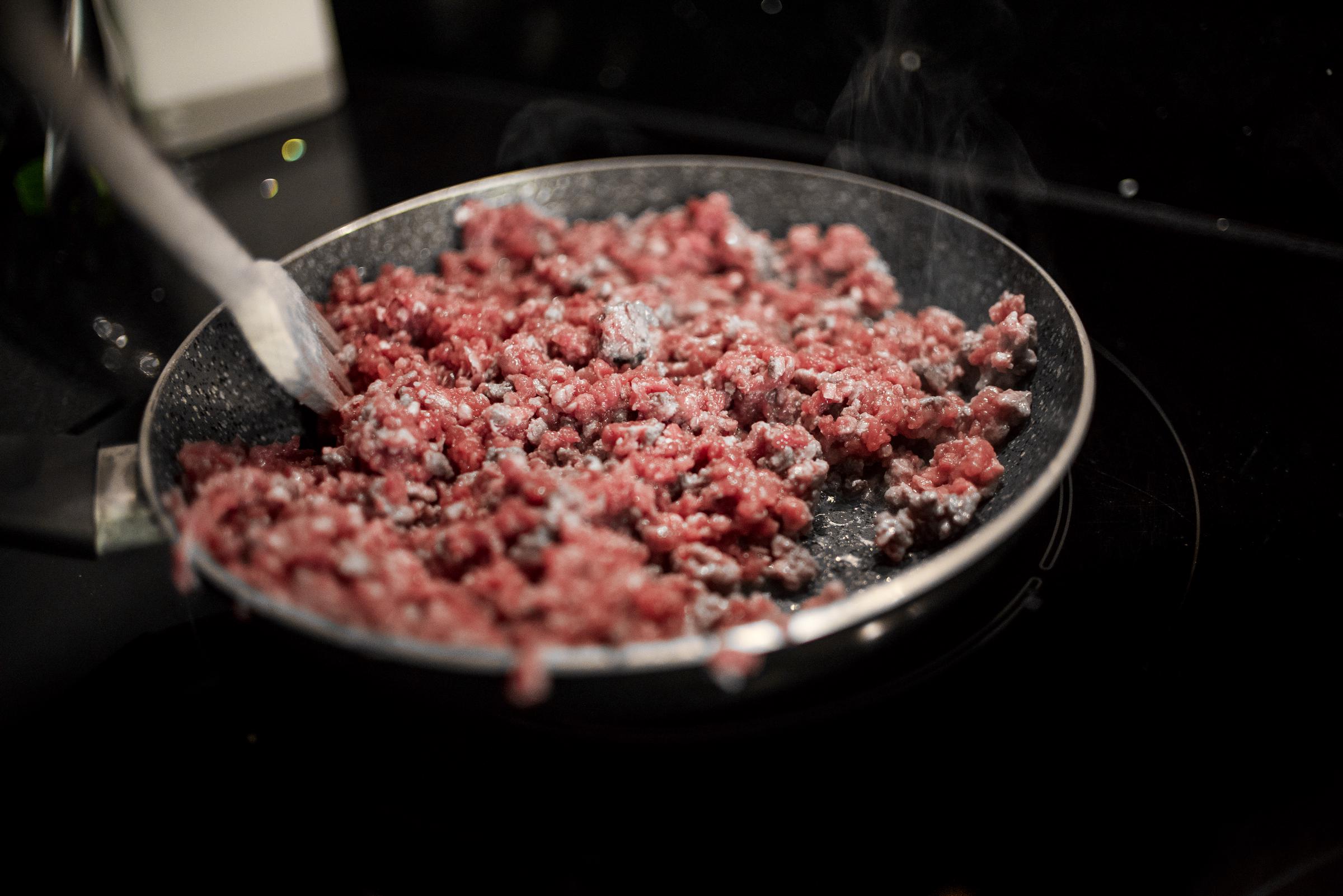 Cooked ground beef in a strainer | Source: Getty Images