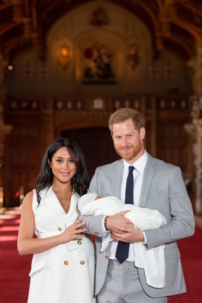 Prince Harry and Meghan Markle pose with their newborn son Archie Harrison Mountbatten-Windsor during a photocall in St George's Hall at Windsor Castle on May 8, 2019 in Windsor, England | Photo: Getty Images