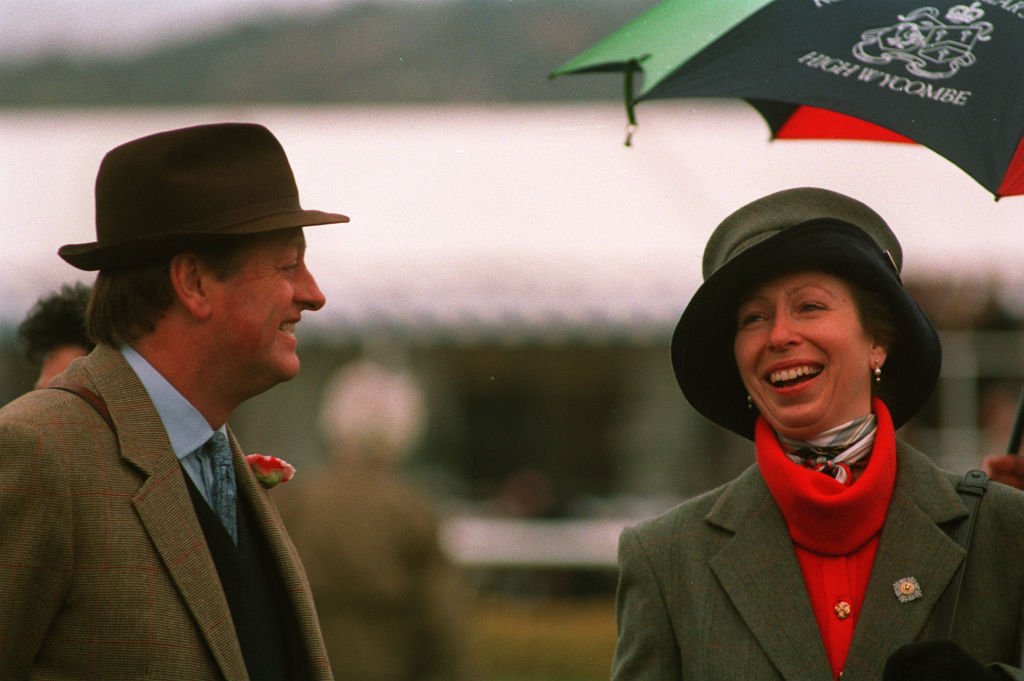 La princesa Anne y Andrew Parker Bowles en la carrera de la Gold Cup, el 16 de marzo de 1995 en Cheltenham, Inglaterra. | Foto: Getty Images