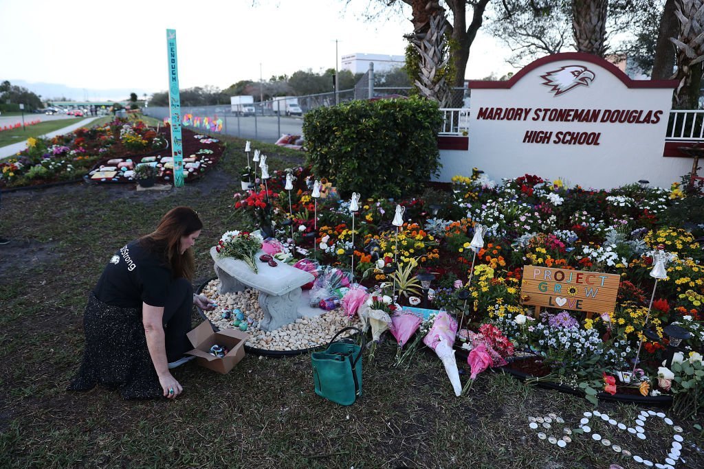 Suzanne Devine Clark visits a memorial setup at Marjory Stoneman Douglas High School for those killed during a mass shooting on February 14, 2018 in Parkland, Florida. | Photo: Getty Images