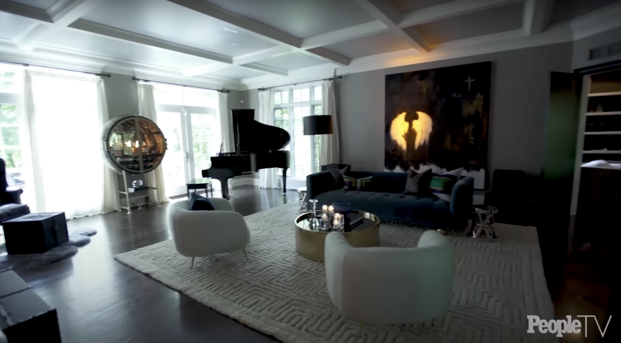 Donnie Wahlberg and Jenny McCarthy's piano room from a video dated October 11, 2019. | Source: YouTube/people