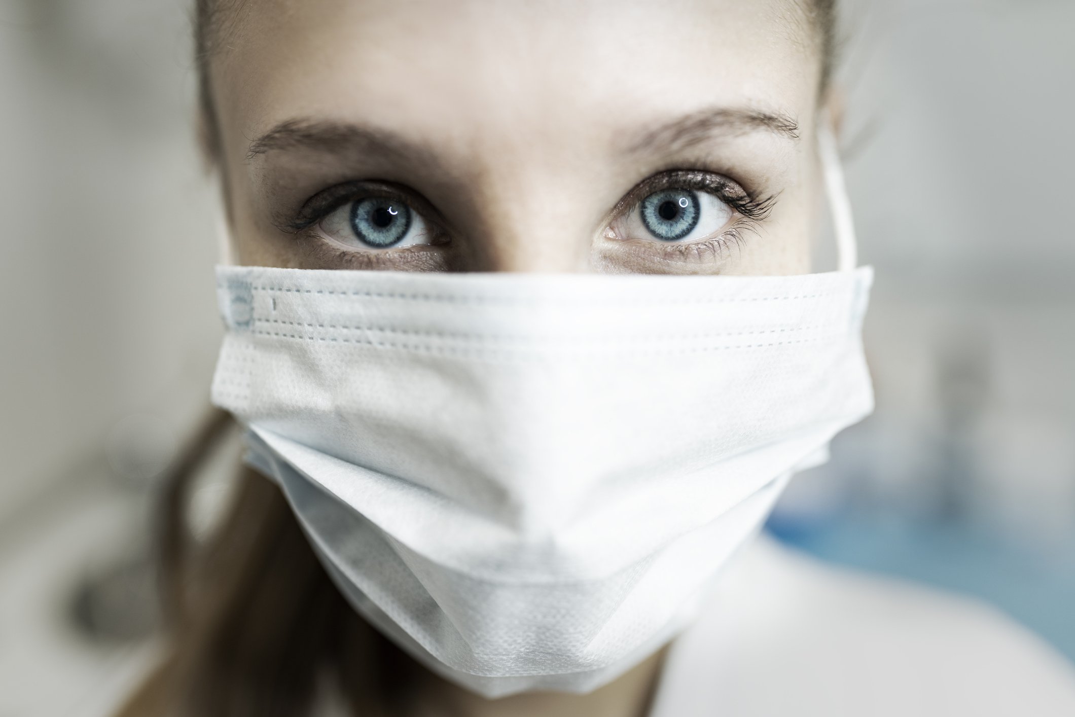 Krankenschwester an ihrem Arbeitsplatz mit Schutzmaske I Quelle: Getty Images