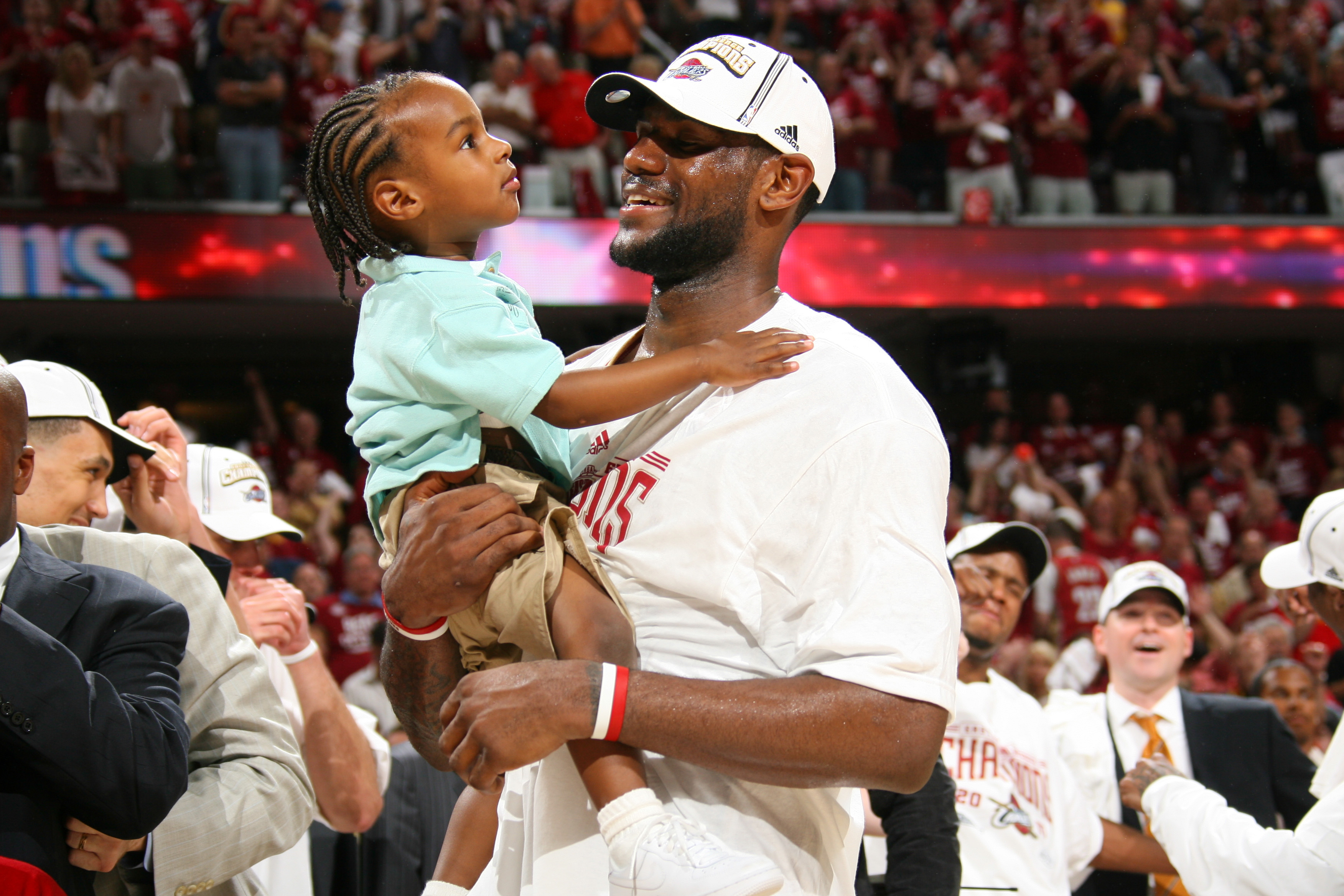 LeBron James holds his son LeBron "Bronny" Jr. during the 2007 NBA Playoffs on June 2, 2007 | Source: Getty Images