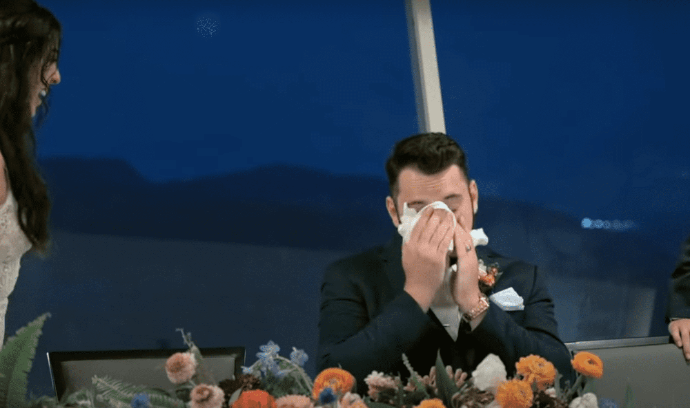 Der Bräutigam, Troy Hudson, wischt sich nach Gus' Rede die Tränen ab. | Quelle: Youtube.com/CBS Evening News