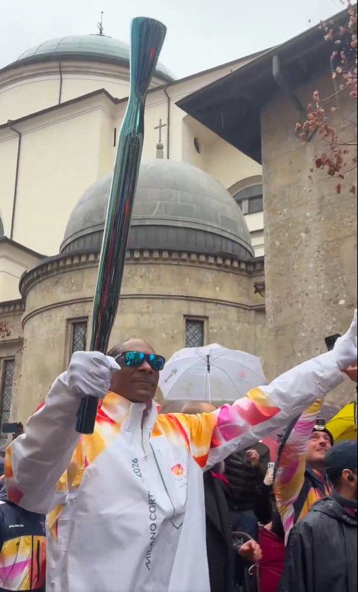 Snoop Dogg flashing the peace sign to the crowd gathered at the event. | Source: X/@milanocortina26
