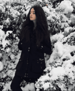 Deva Cassel prend la pose en hiver. | Capture d'ecran Femme Actuelle Deva Cassel prend la pose en hiver. | Capture d'ecran Femme Actuelle