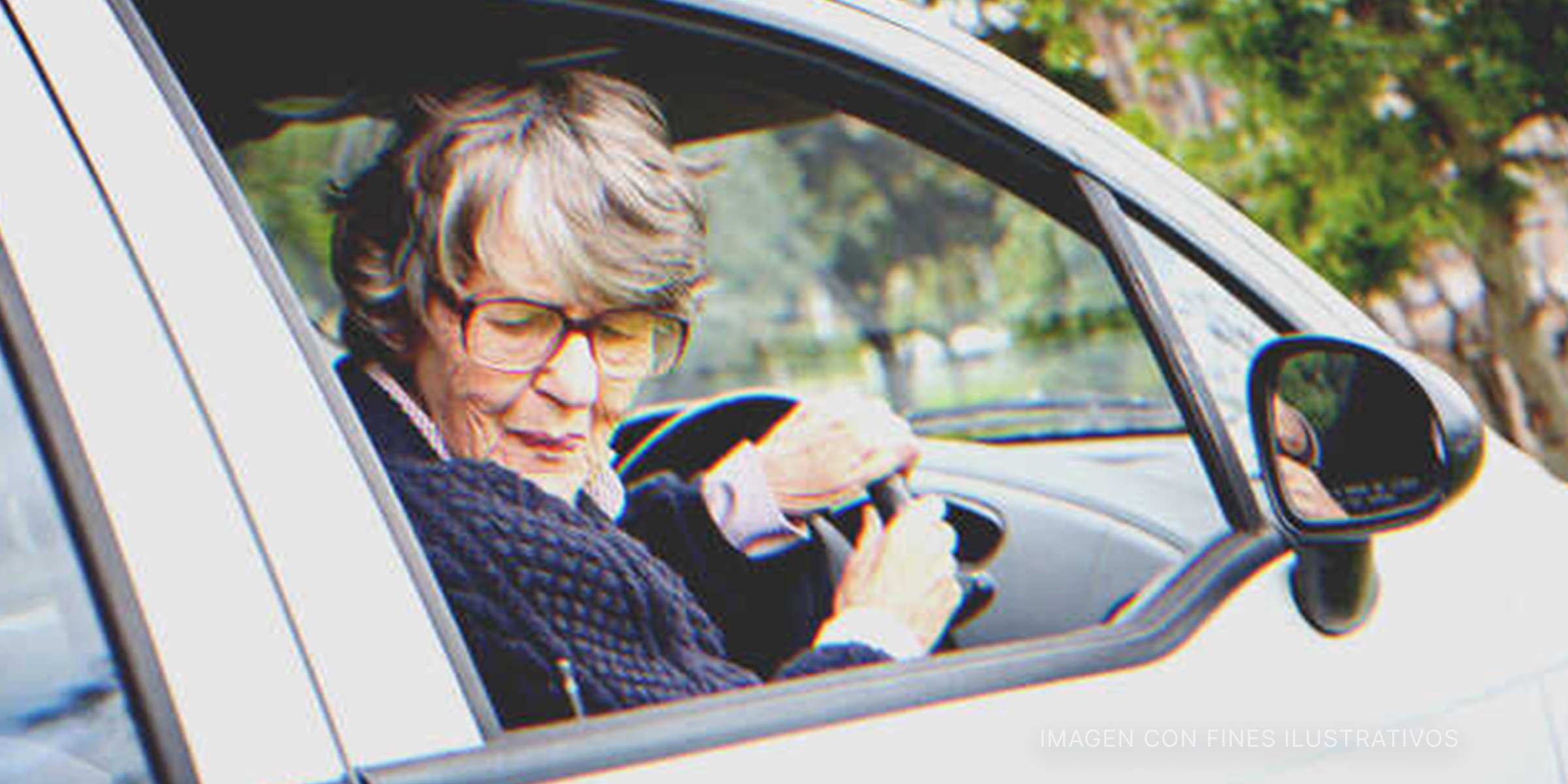 Una mujer mayor conduciendo un vehículo. | Foto: Shutterstock