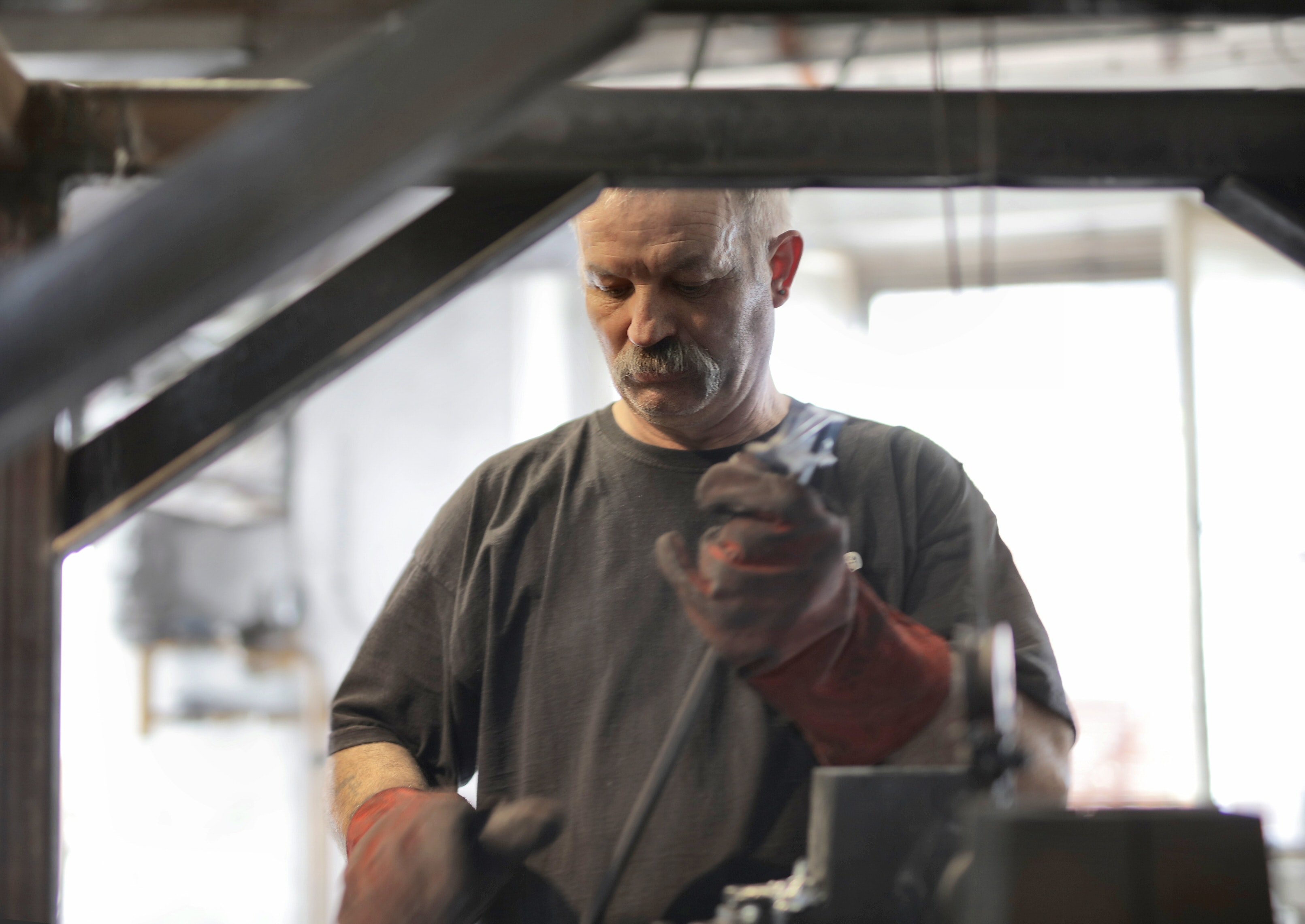 Pictured - An elderly fitter working in a workshop | Source: Pexels 