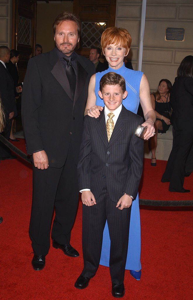 Reba McEntire with husband Narville Blackstock and son Shelby on January 13, 2002 | Source: Getty Images