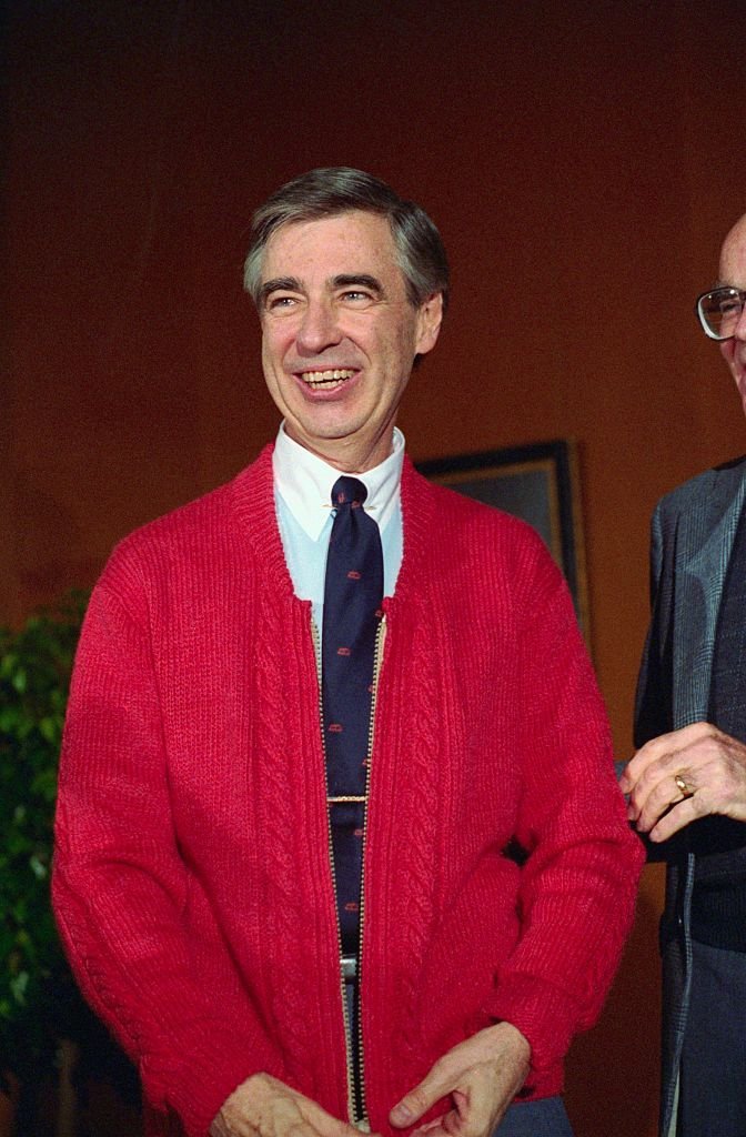 Fred Rogers donates his famous red cardigan sweater to the National Museum of American History on November 20, 1984 | Photo: Getty Images