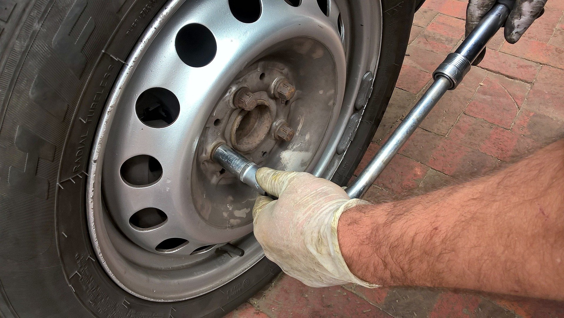 Pictured - A man fixing a flat tire | Source: Pixabay 