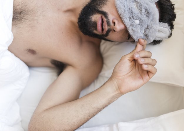Hombre durmiendo con antifaz tapa ojos. | Imagen: Freepik Hombre durmiendo con antifaz tapa ojos. | Imagen: Freepik