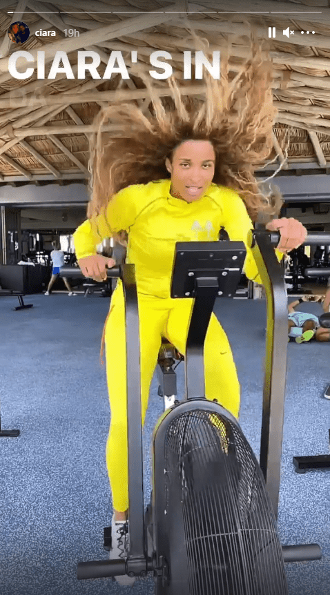 Singer Ciara dressed in a yellow tracksuit, working out in the gym. | Photo: Instagram/ciara