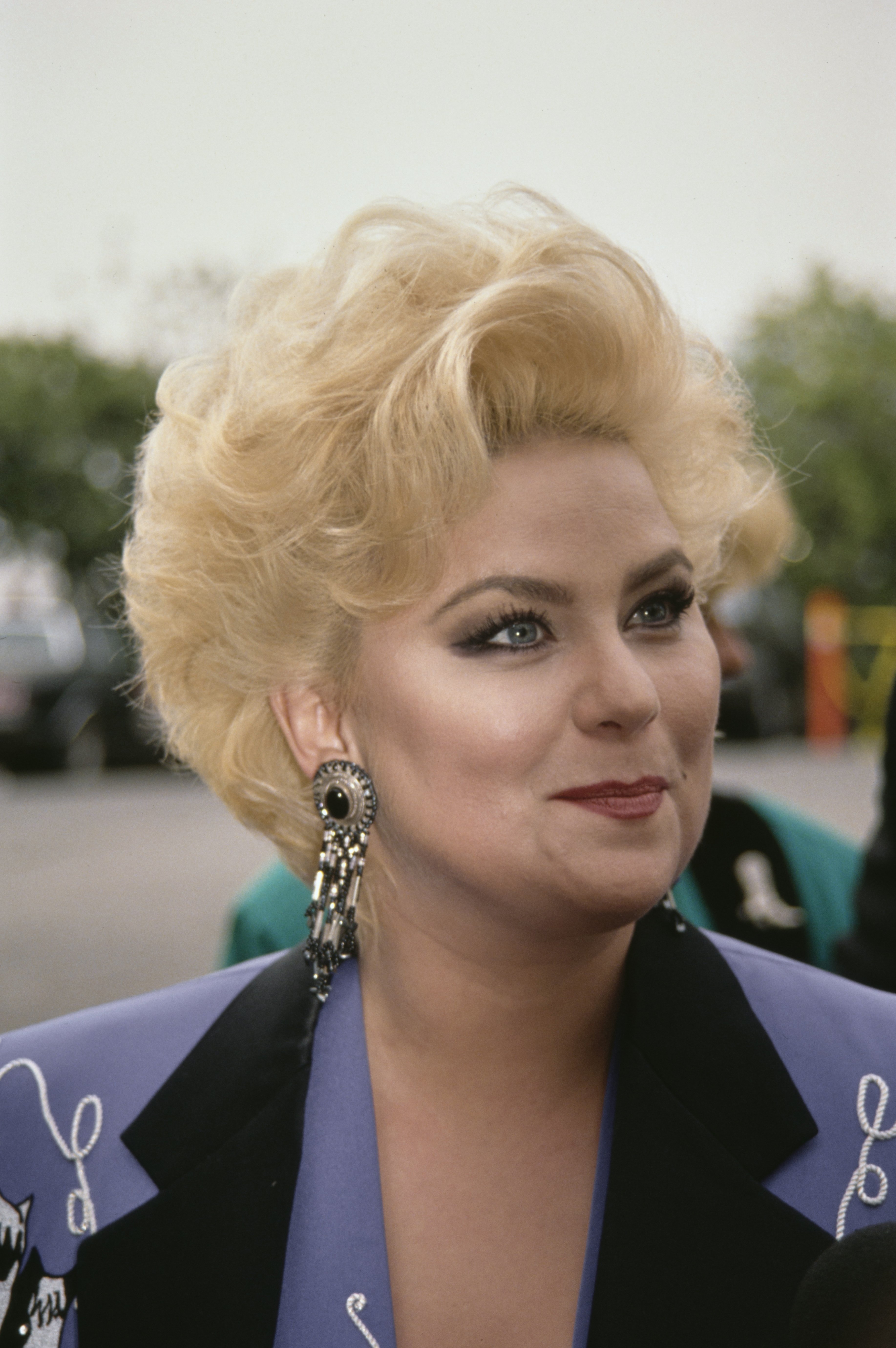 Delta Burke showing off her blonde look at the 27th Annual Academy of Country Music Award on April 29, 1992 | Source: Getty Images