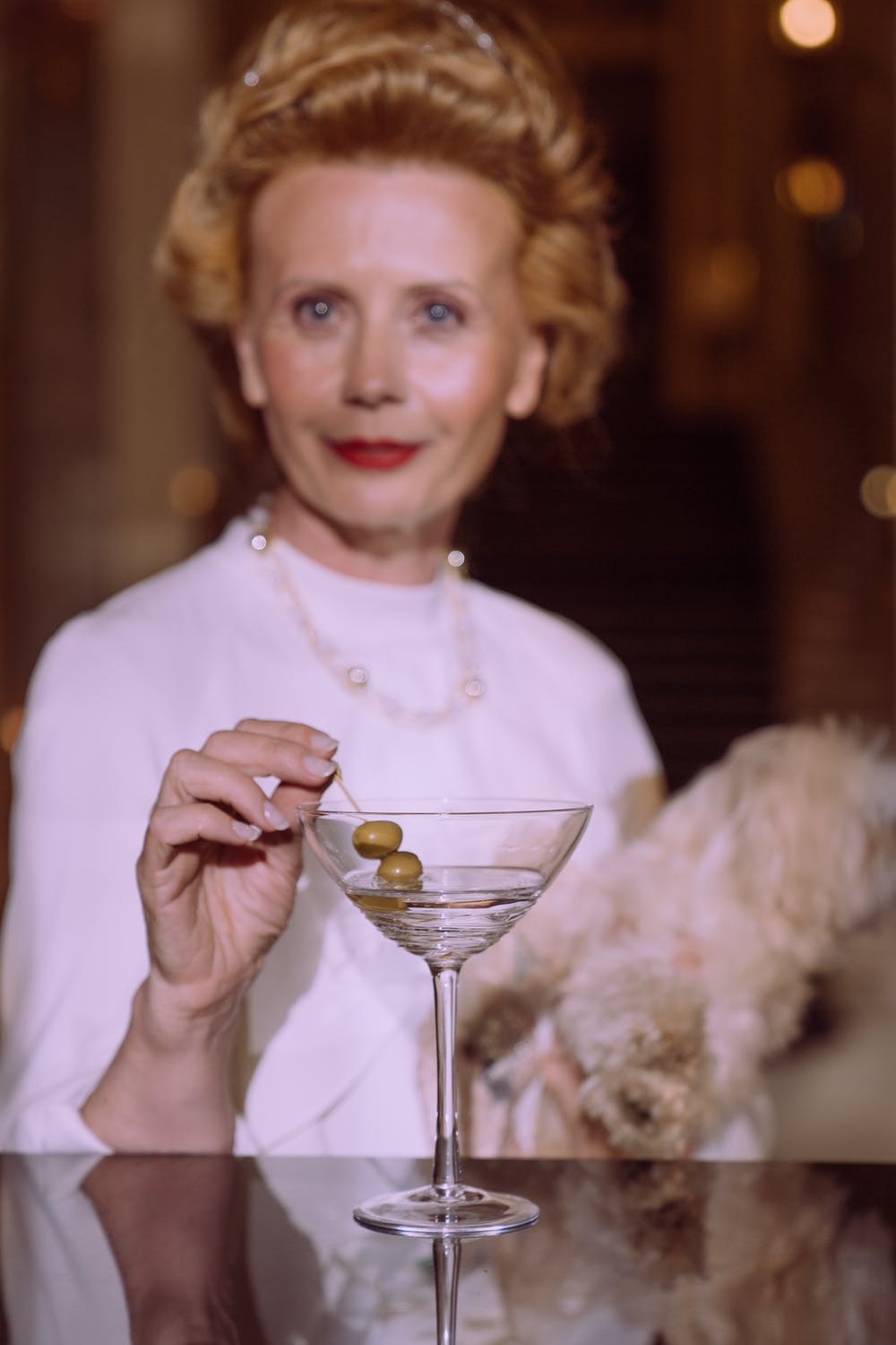 Una mujer muy elegante tomando una bebida. | Foto: Pexels