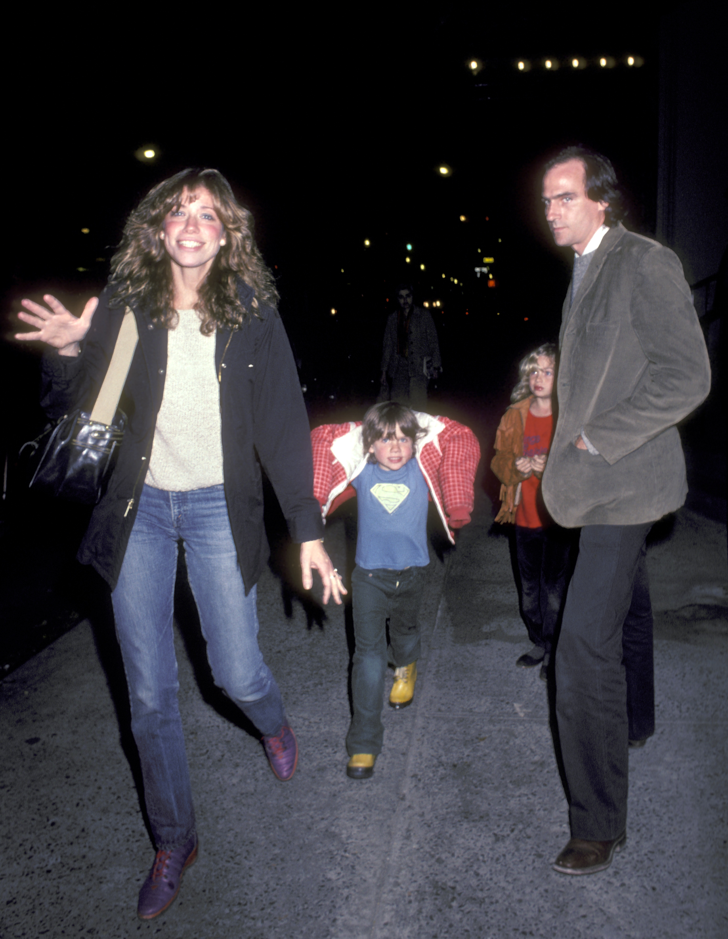 Carly Simon, James Taylor, their son Ben, and daughter Sally, on November 14, 1980, walking outside Carly's New York City apartment | Source: Getty Images