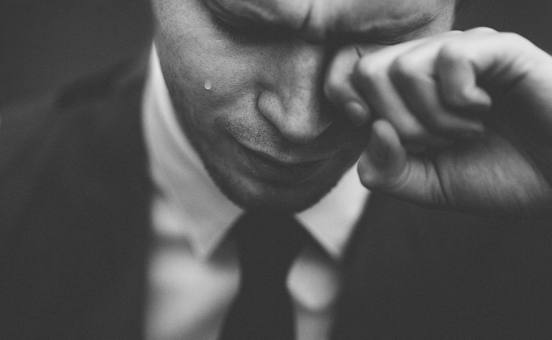 A man cries. | Source: Pixabay