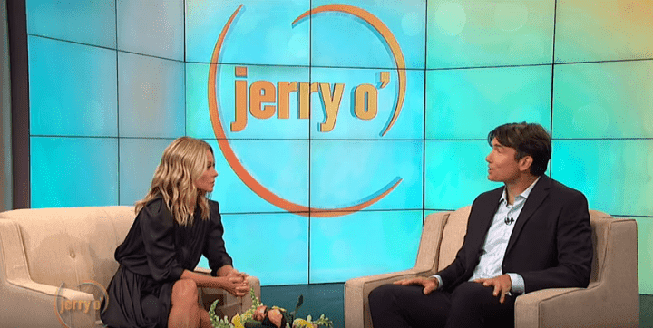 Kelly Ripa speaking to Jerry O'Connell on the premiere of the 'Jerry O' show on August 12, 2019 | Photo: YouTube/Jerry O'Connell