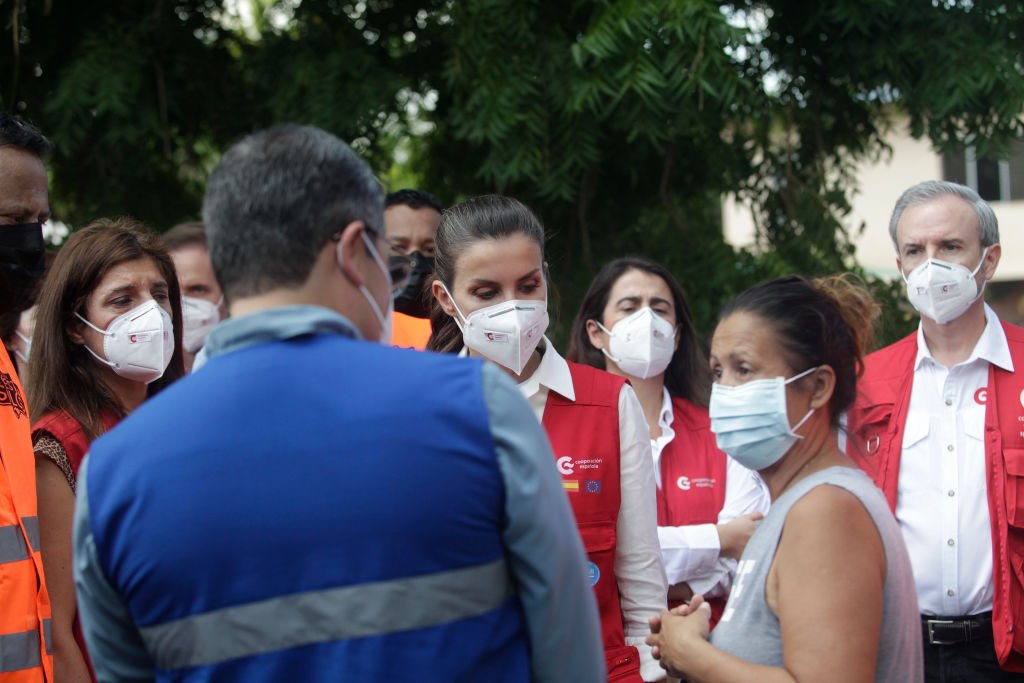Letizia escuchando a los afectados por los huracanes que azotaron Honduras. | Foto: Getty Images