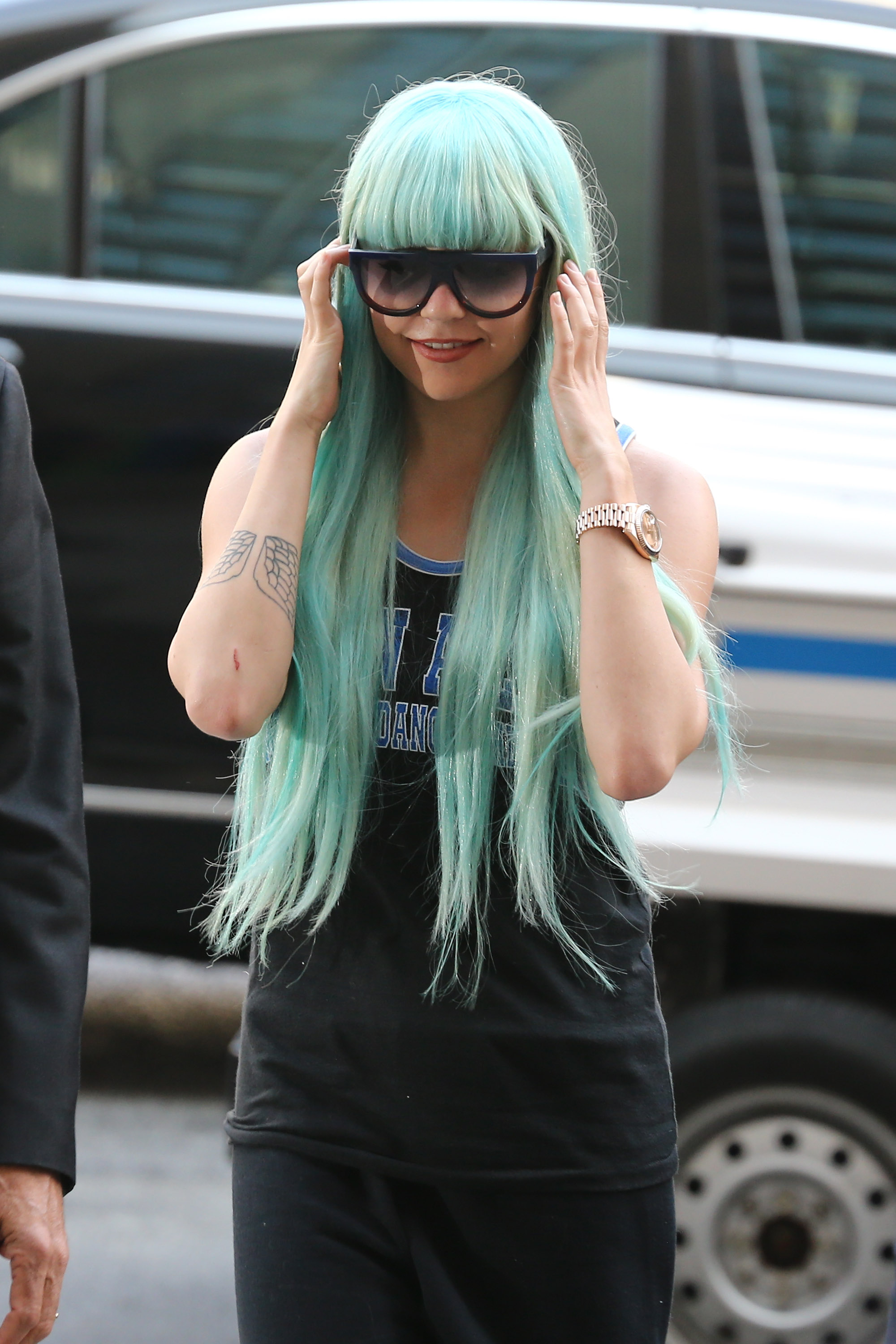 With teal hair and oversized sunglasses, Amanda Bynes arrives at Manhattan Criminal Court in New York, facing charges tied to her reported arrest for reckless endangerment and drug possession.
