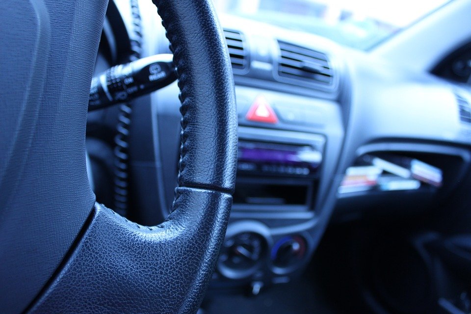 Un auto desde el interior. Fuente: Pixabay Un auto desde el interior. Fuente: Pixabay