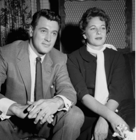 Schauspieler Rock Hudson und seine Frau Phyllis Gates posieren zu Hause in Los Angeles, Kalifornien. Um 1955. | Quelle: Getty Images