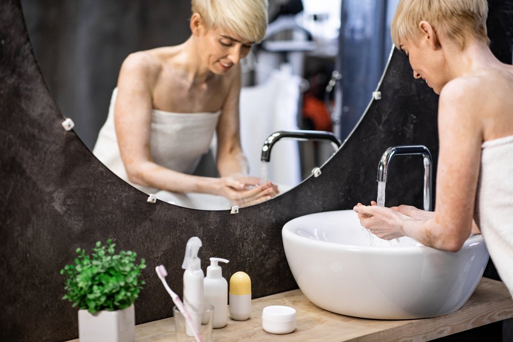 Señora lavándose la cara. | Foto: Shutterstock