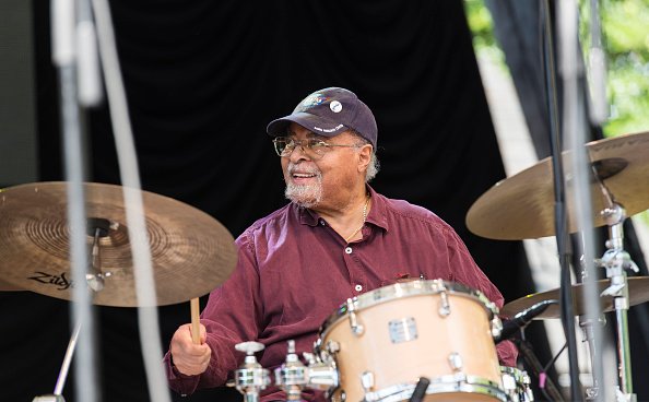 Le musicien de jazz américain Jimmy Cobb joue de la batterie alors qu'il se produit avec le Roy Hargrove Quintet. | Photo : Getty Images.