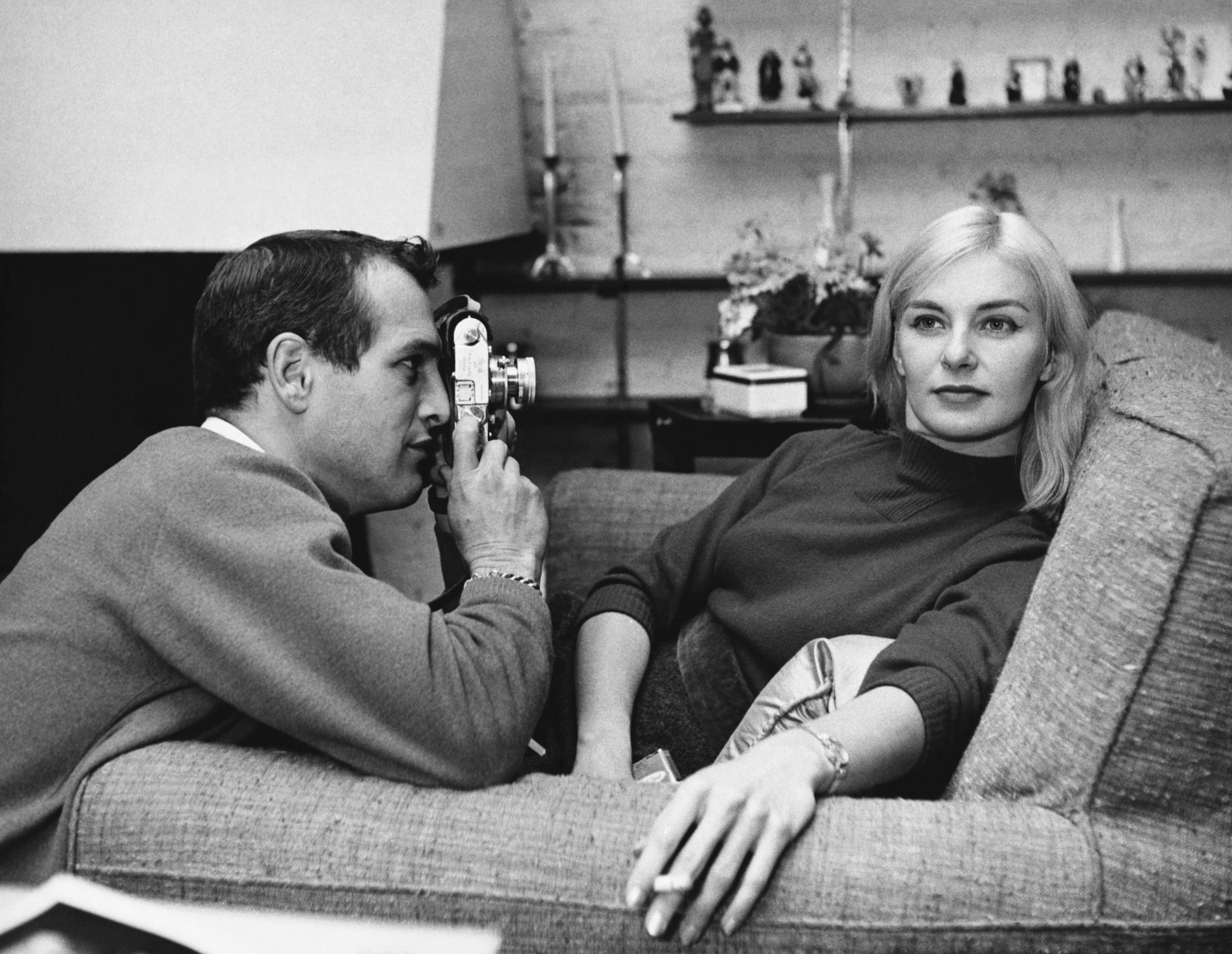 Paul Newman (1925 - 2008) and Joanne Woodward, the former of whom photographs the latter, in their Greenwich Village apartment, New York, New York, circa 1961 | Source: Getty Images