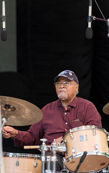 Le musicien de jazz américain Jimmy Cobb joue de la batterie alors qu'il se produit avec le Roy Hargrove Quintet. | Photo : Getty Images.