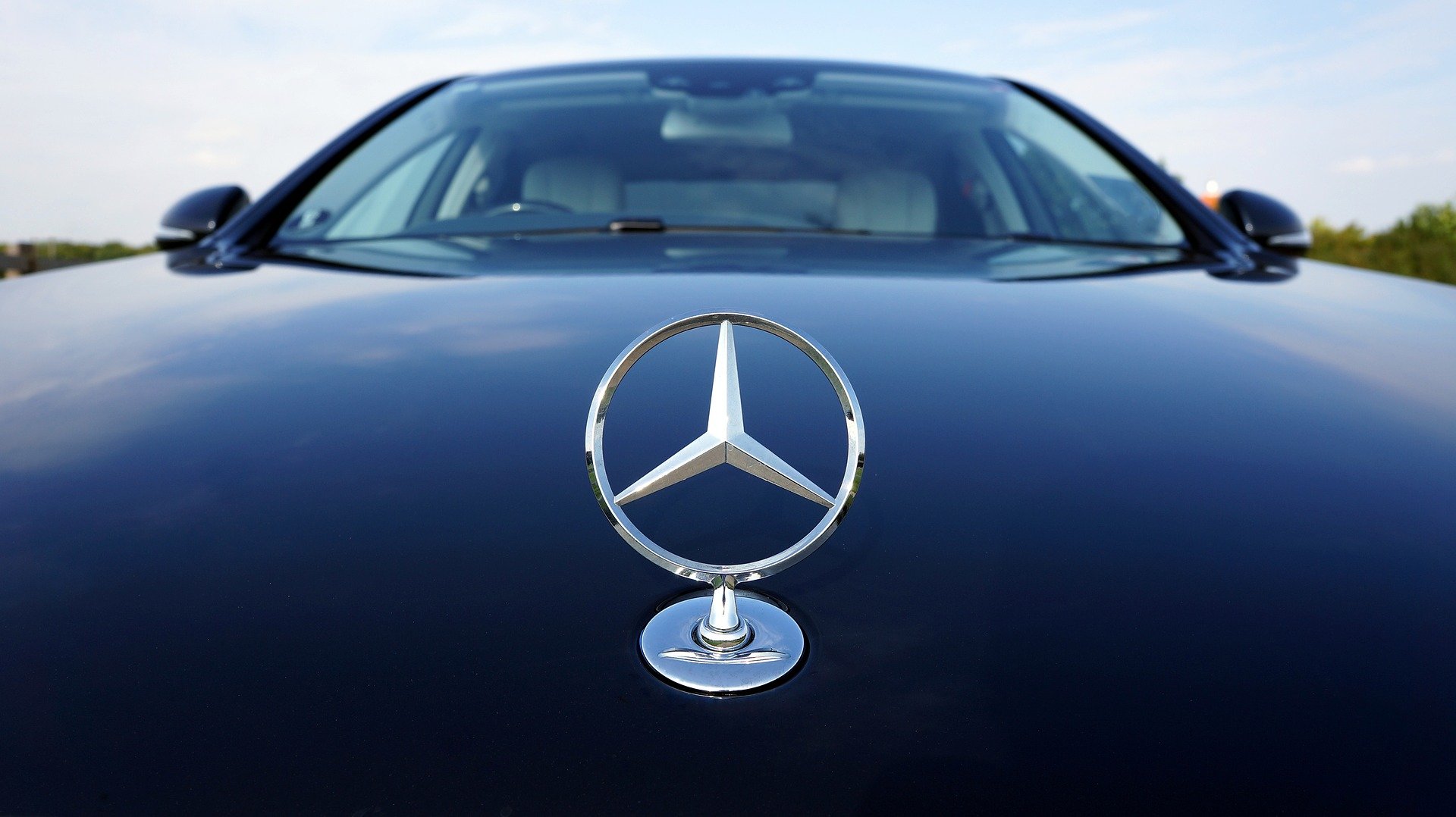 The taxi car had a Mercedes Benz hood ornament. | Photo: Pixabay/Mikes-Photography
