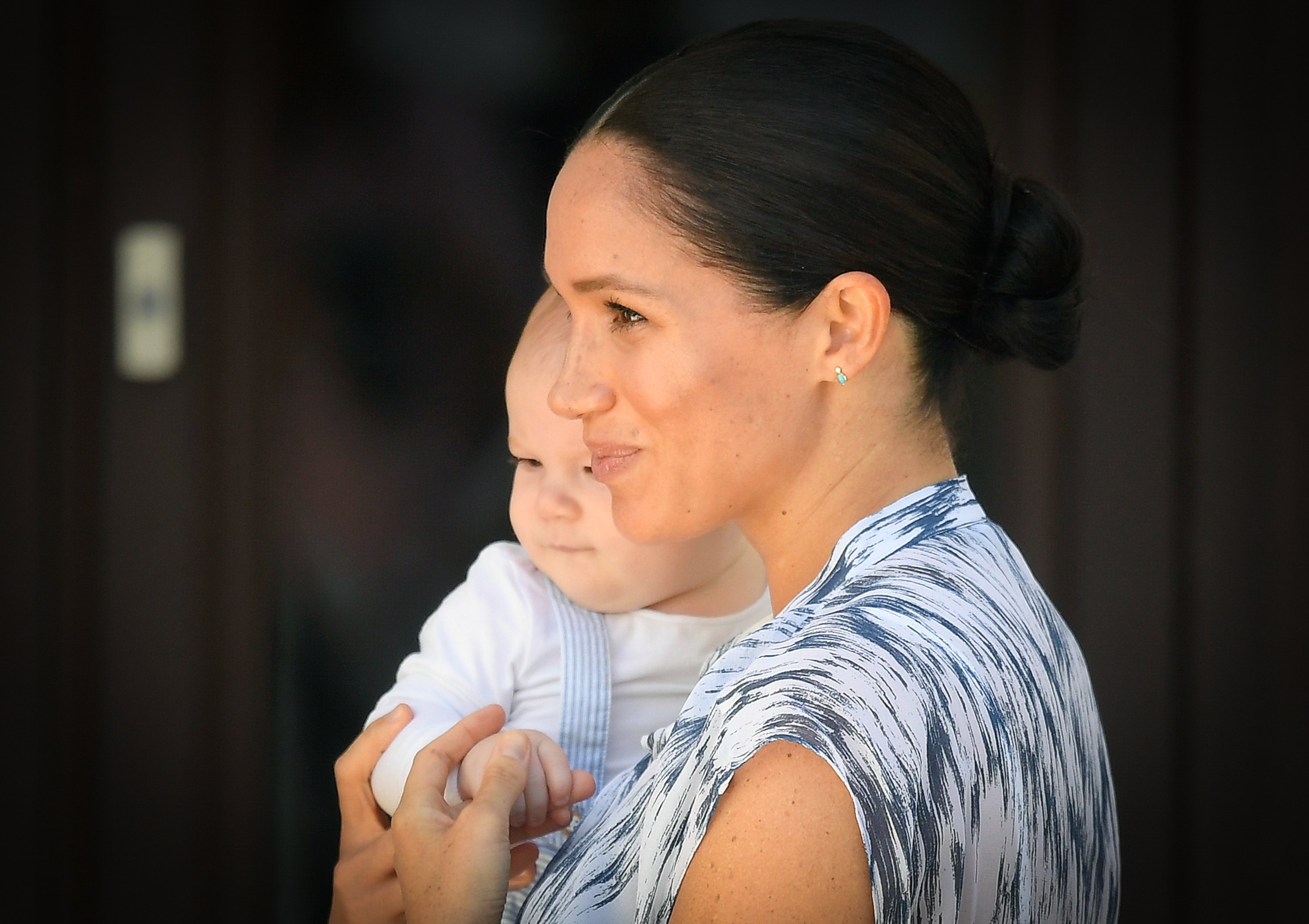 CIUDAD DEL CABO, SUDÁFRICA - 25 DE SEPTIEMBRE: El Príncipe Harry, Duque de Sussex, Meghan, Duquesa de Sussex y su pequeño hijo Archie Mountbatten-Windsor se encuentran con el Arzobispo Desmond Tutu y su hija Thandeka Tutu-Gxashe en la Fundación Legacy Desmond & Leah Tutu durante su Royal Tour de Sudáfrica el 25 de septiembre de 2019 en Ciudad del Cabo, Sudáfrica. I Foto: Getty Images CIUDAD DEL CABO, SUDÁFRICA - 25 DE SEPTIEMBRE: El Príncipe Harry, Duque de Sussex, Meghan, Duquesa de Sussex y su pequeño hijo Archie Mountbatten-Windsor se encuentran con el Arzobispo Desmond Tutu y su hija Thandeka Tutu-Gxashe en la Fundación Legacy Desmond & Leah Tutu durante su Royal Tour de Sudáfrica el 25 de septiembre de 2019 en Ciudad del Cabo, Sudáfrica. I Foto: Getty Images
