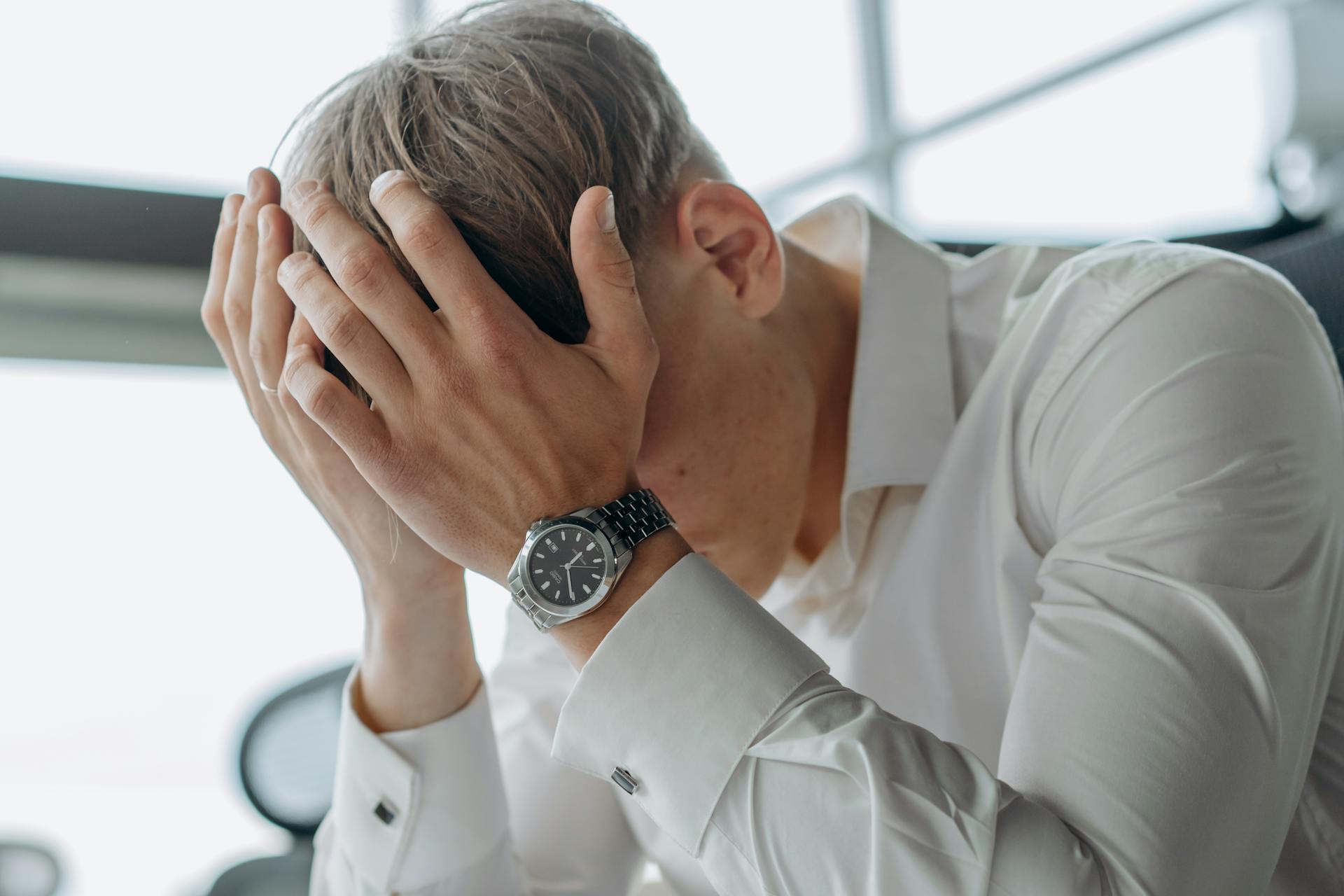 An angry man places his hands on his head | Source: Pexels