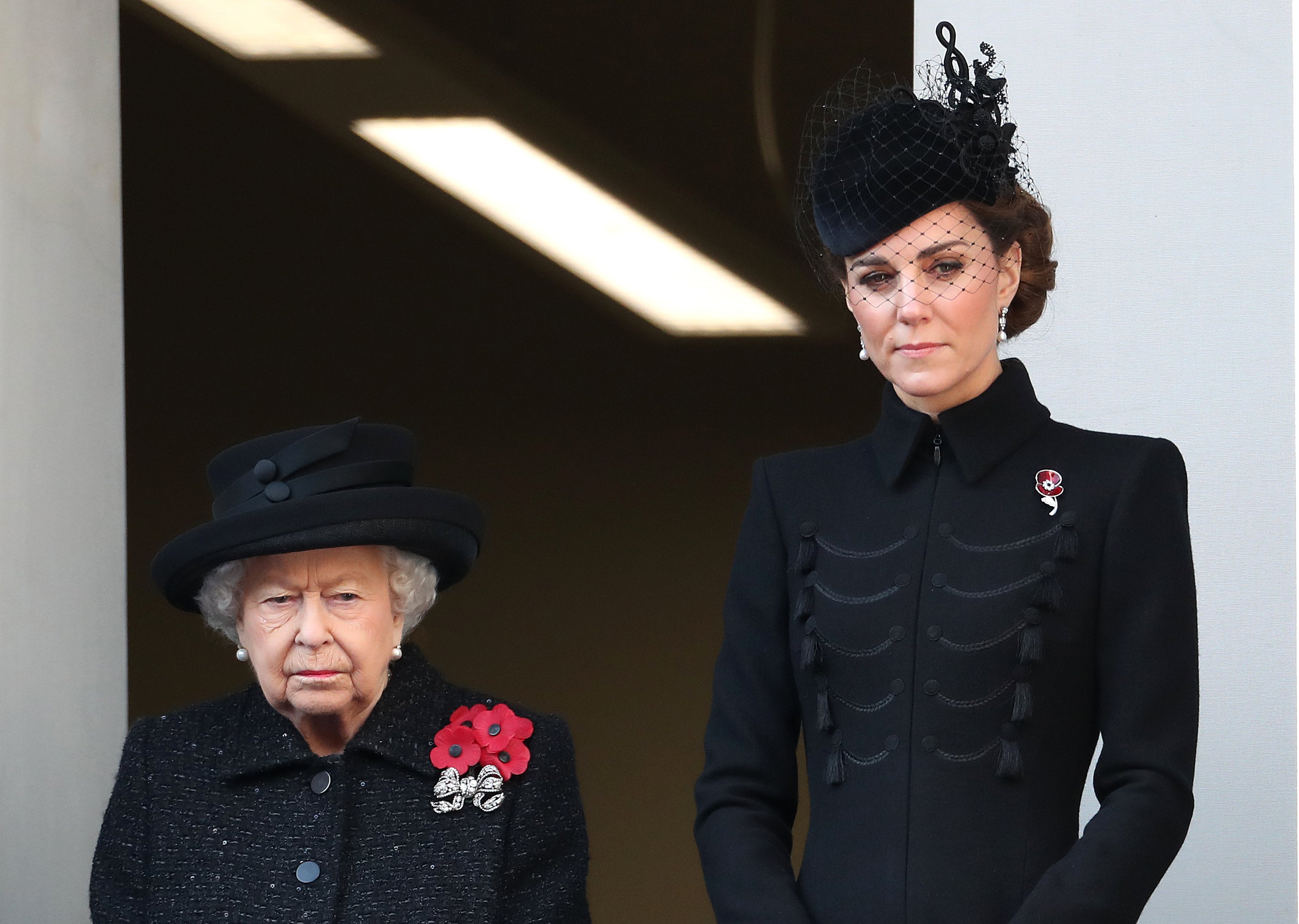 Kate Middleton à côté de la reine Elizabeth au Monument commémoratif annuel du dimanche du Souvenir au Cénotaphe de Londres, en Angleterre. | Source : Getty Images. Kate Middleton à côté de la reine Elizabeth au Monument commémoratif annuel du dimanche du Souvenir au Cénotaphe de Londres, en Angleterre. | Source : Getty Images.