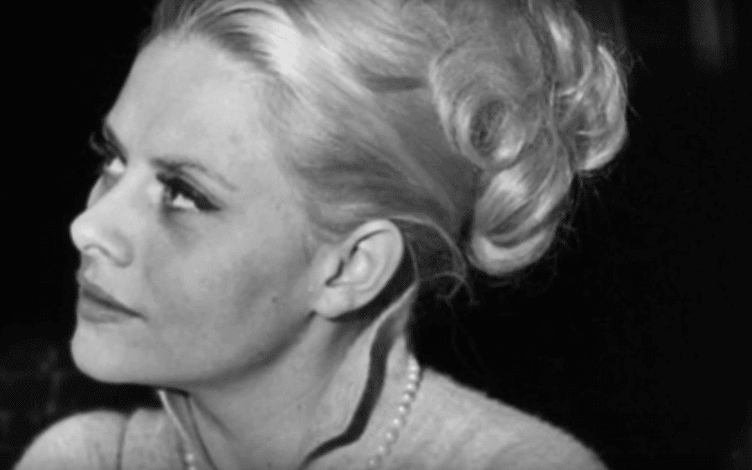 Gros plan noir et blanc de la face de Christiane Minazzoli. | Photo : Youtube/SPANISH FILMS