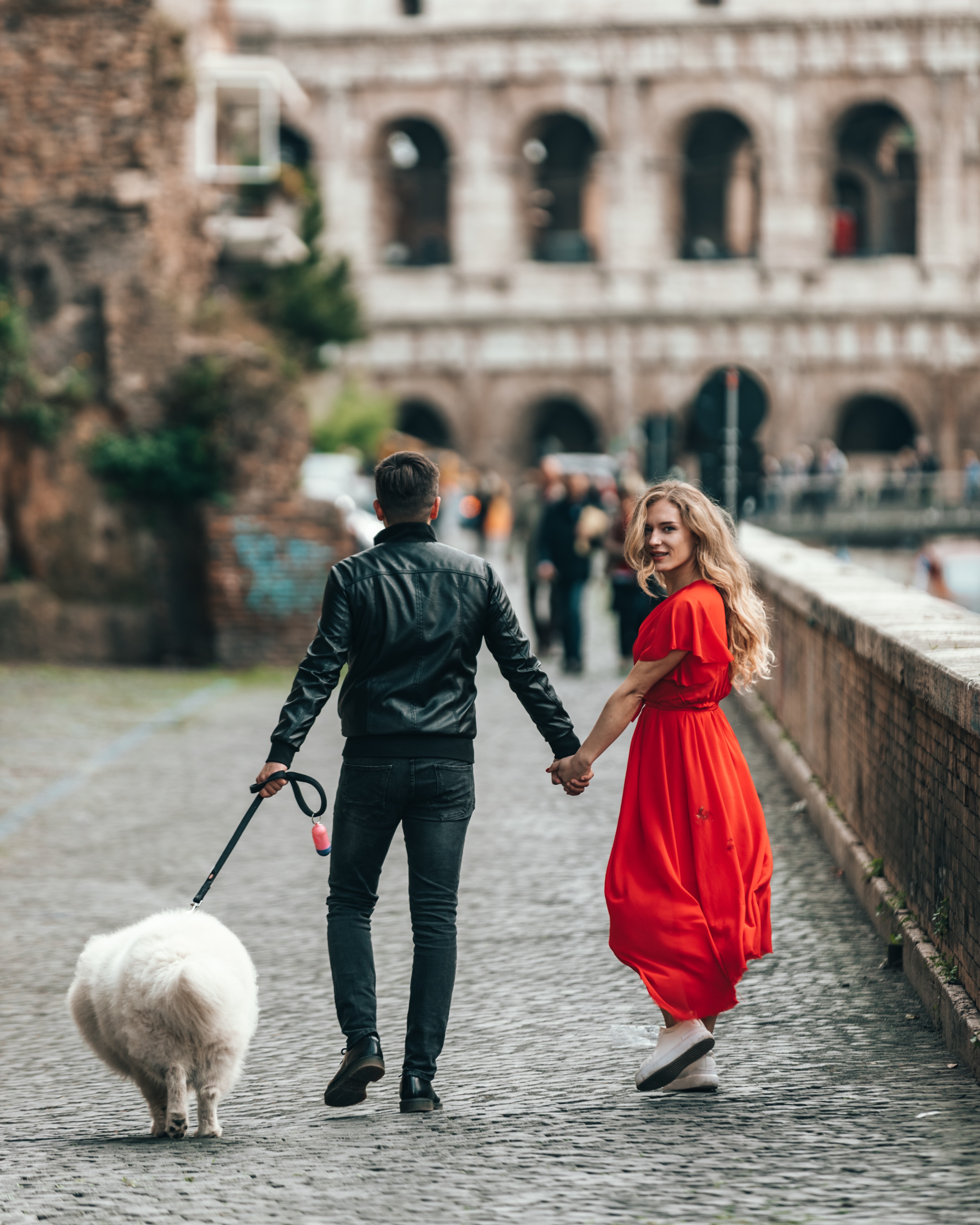 Romantic couple with their dog in Rome | Source: Unsplash