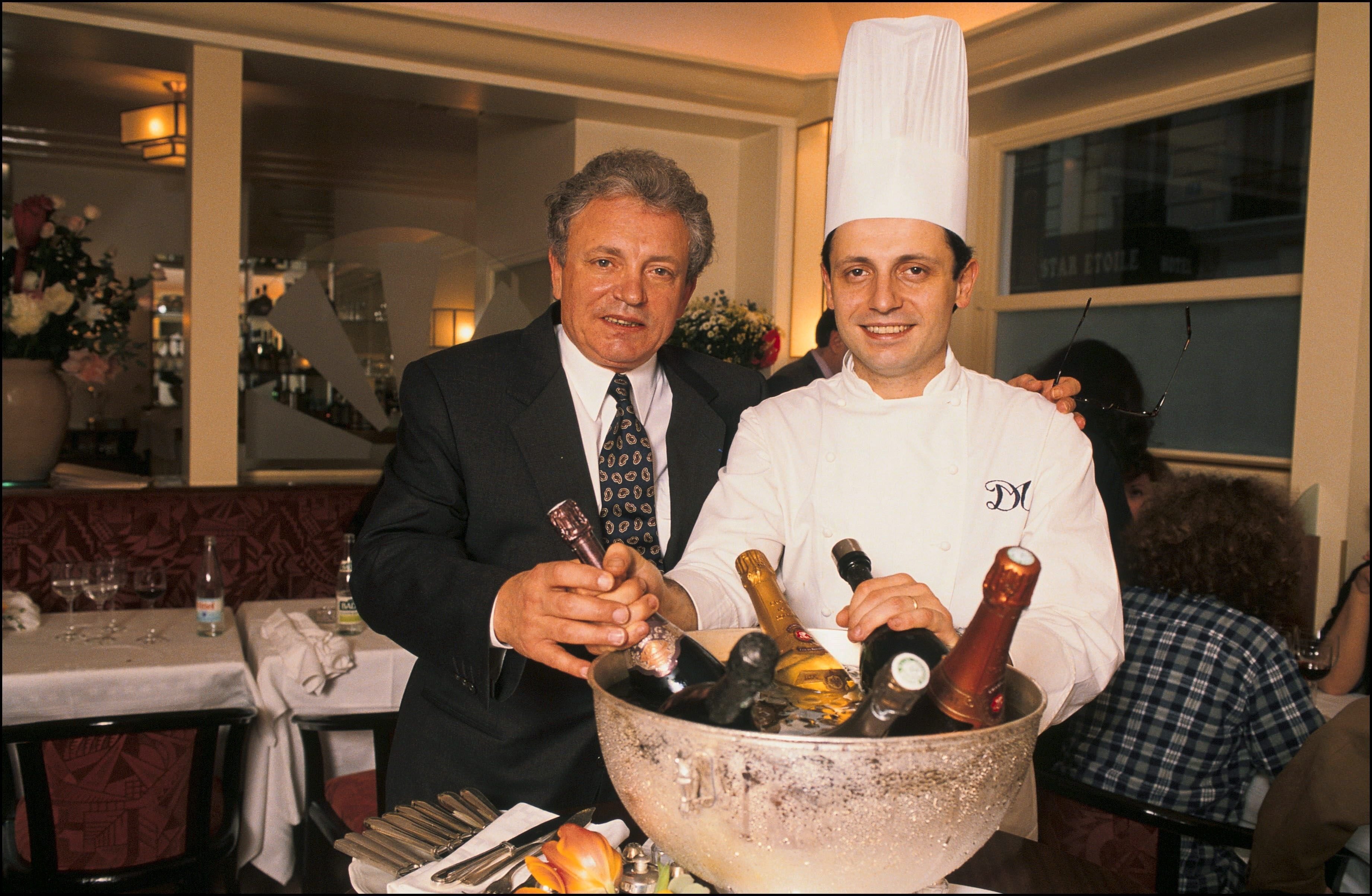 David Martin et son père Jacques Martin à Paris, France, le 20 novembre 1990. | Photo : Getty Images