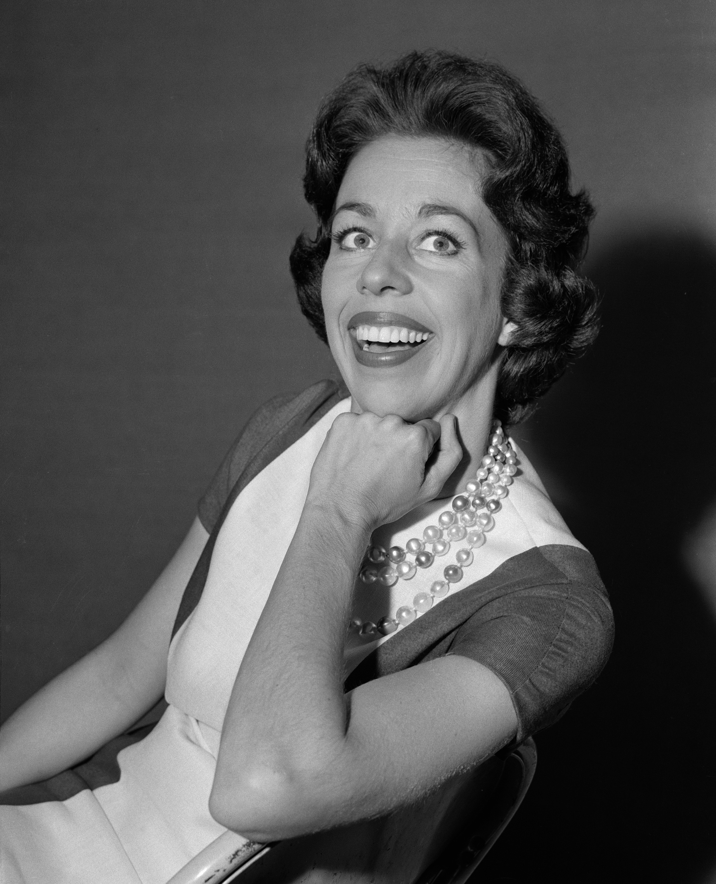 Carol Burnett poses backstage at "The Garry Moore Show," on January 1, 1960 in New York. | Source: Getty Images