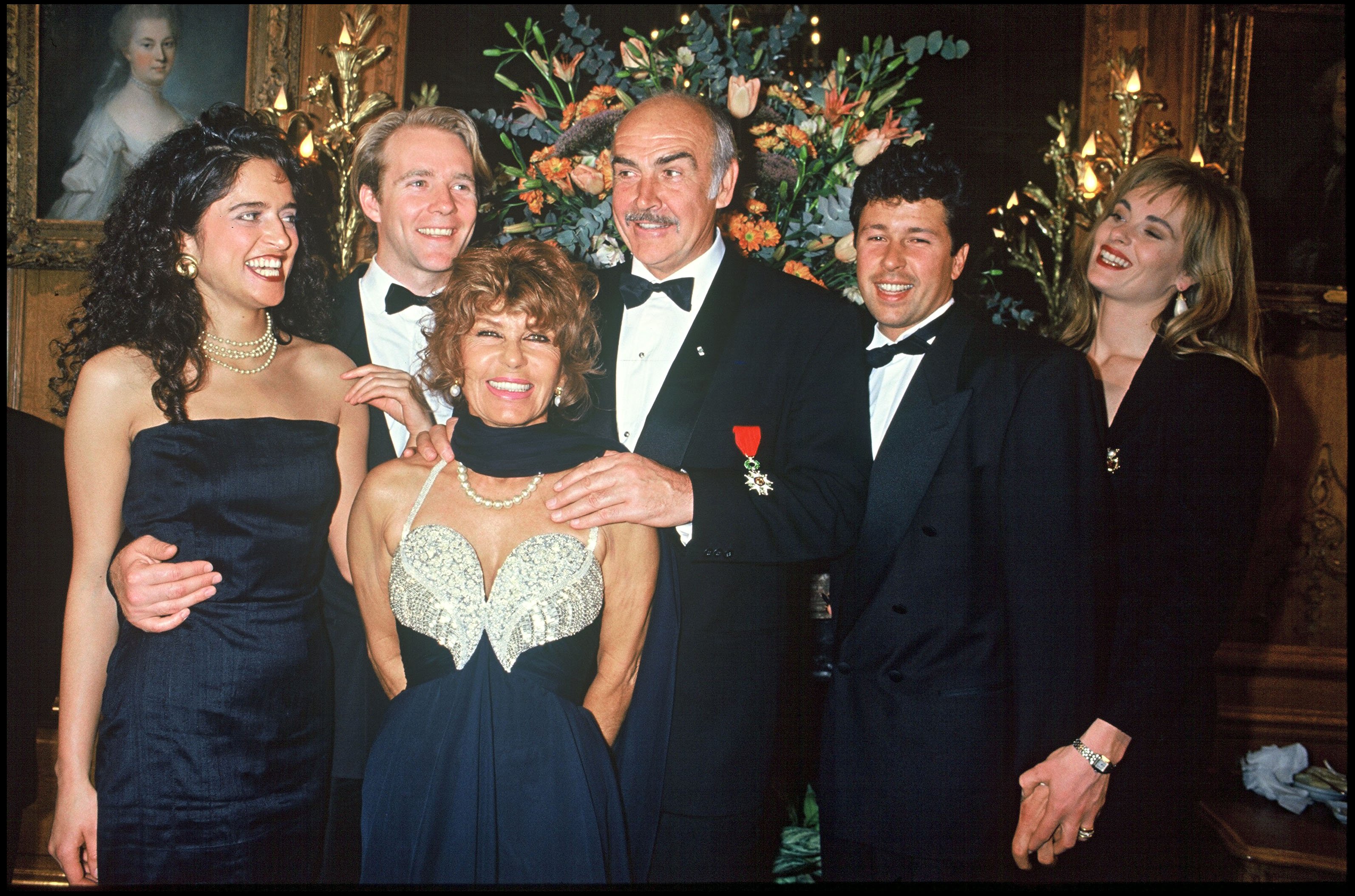 Sean Connery, Micheline Roquebrune, Jason Connery, Suzy, Stephane y Tania en París en 1992 | Foto: Getty Images