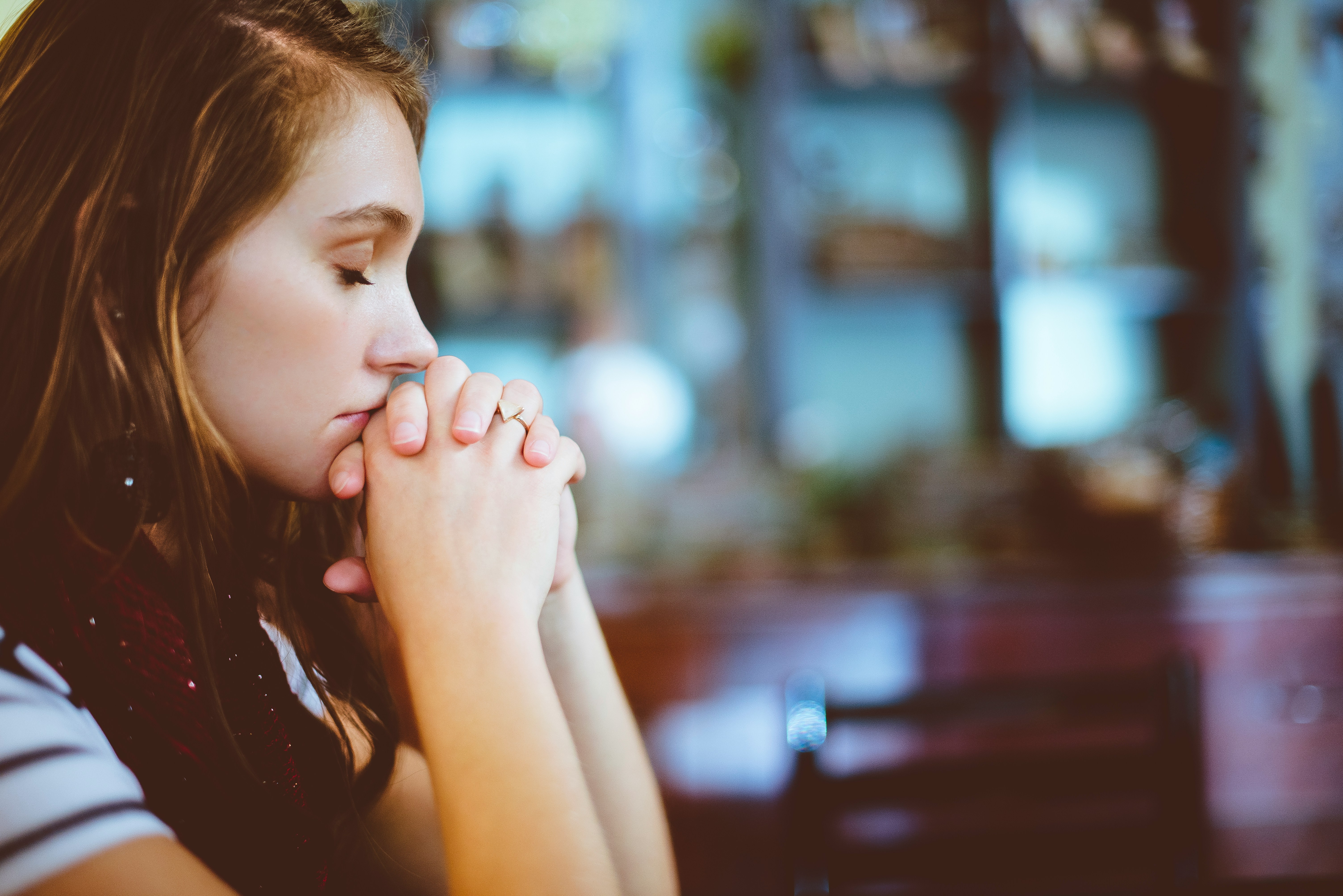 A young girl praying | Source: Unsplash