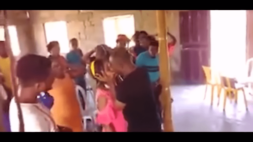 Pastor besando a chica / Imagen tomada de: YouTube / BSW TOPSTORIES